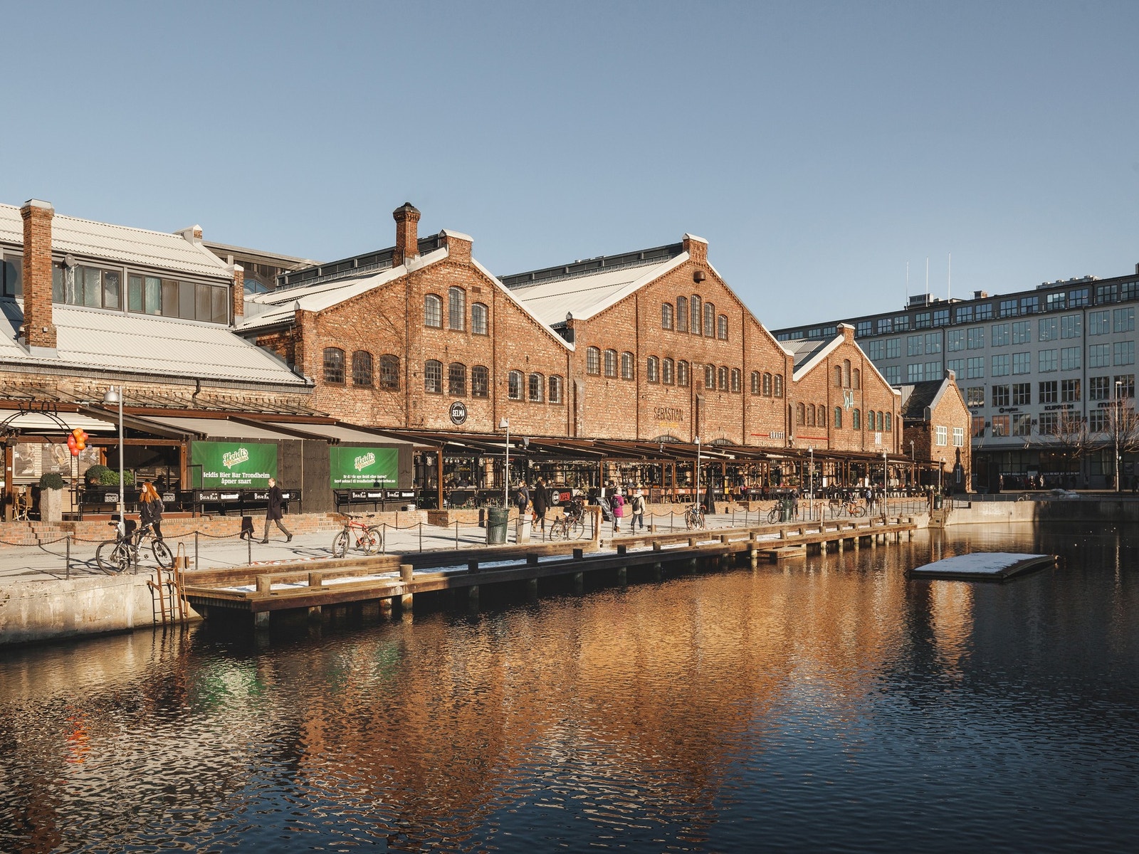 På Solsiden-rekka har man flere populære restauranter og utesteder. Solsiden senter består av 53 butikker og er det eneste senteret i Trondheim med eget spa. Galleribilde