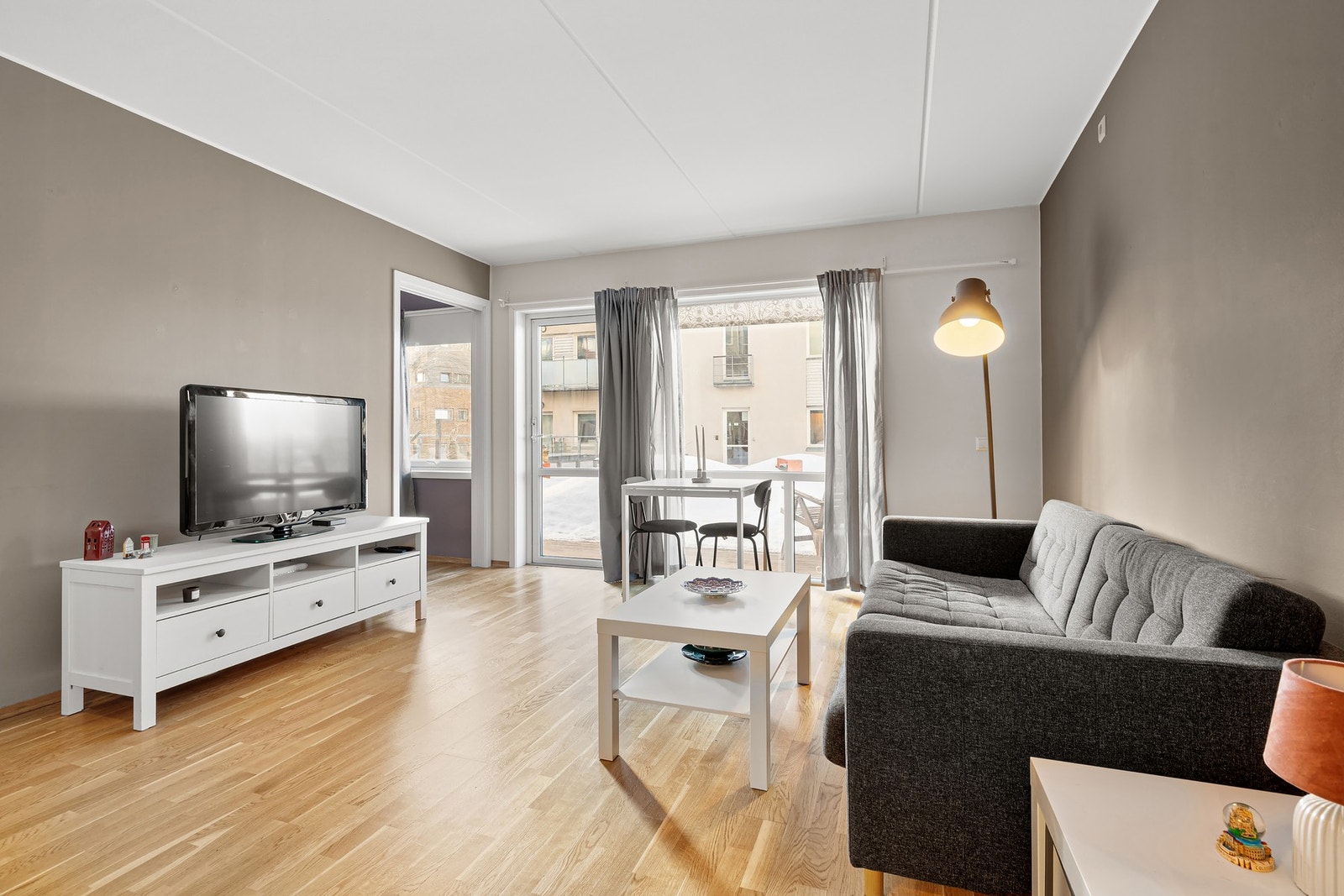 Dette er en romslig selveierleilighet med et bruksareal på hele 47 kvadratmeter. Dette inkluderer sportsbod i kjeller. Galleribilde