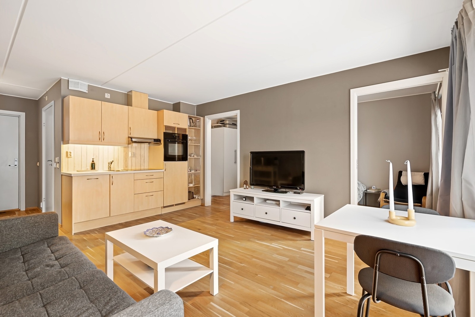 Inkludert i felleskostnadene er fjernvarme, TV og internett. Dette betyr at du kan nyte godt av gunstige månedlige utgifter. Galleribilde