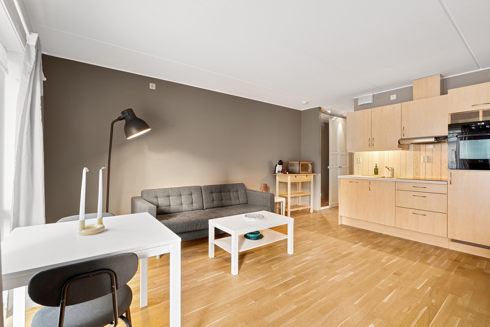 Planløsningen er enkel å innrede og gir flere muligheter for spiseområde, TV-sone og andre tilhørende soner. Galleribilde