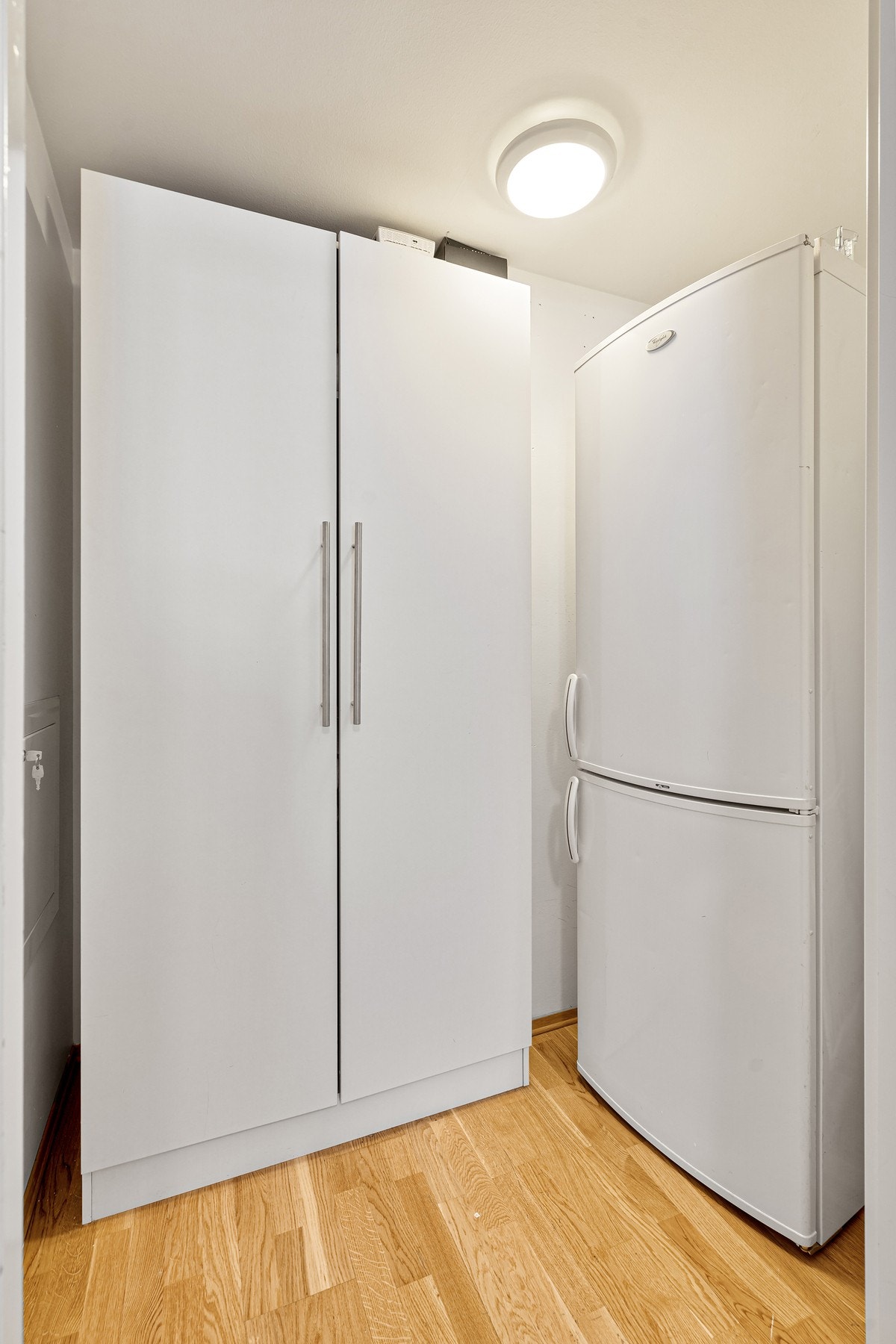 Innenfor soverommet finnes en praktisk bod med stikkontakt, perfekt for å lage et eget walk-in closet. Dette gir deg en unik mulighet til å skape en funksjonell og stilfull oppbevaringsløsning. Galleribilde