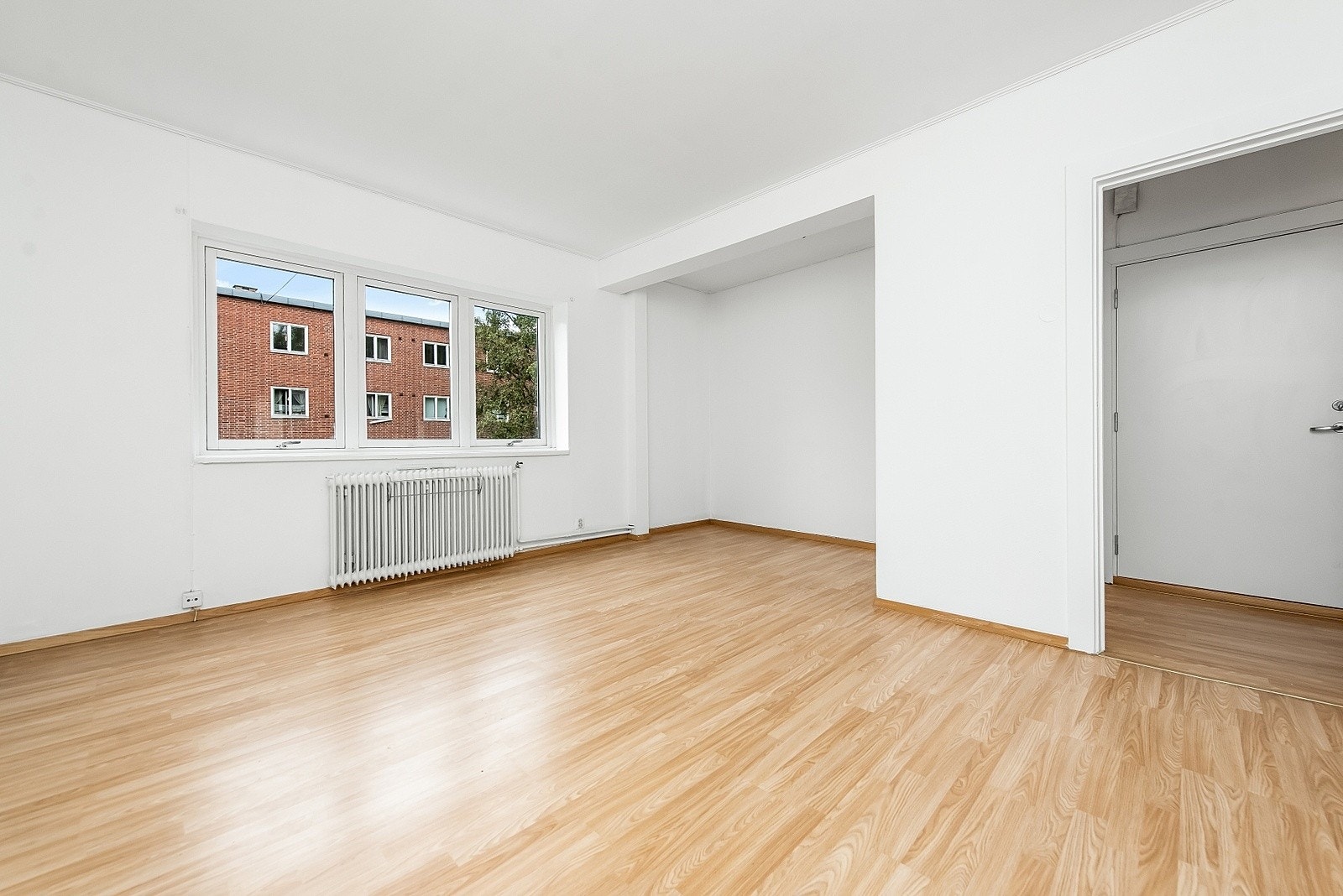 Stor stue med plass til spisebord og sofagruppe Galleribilde