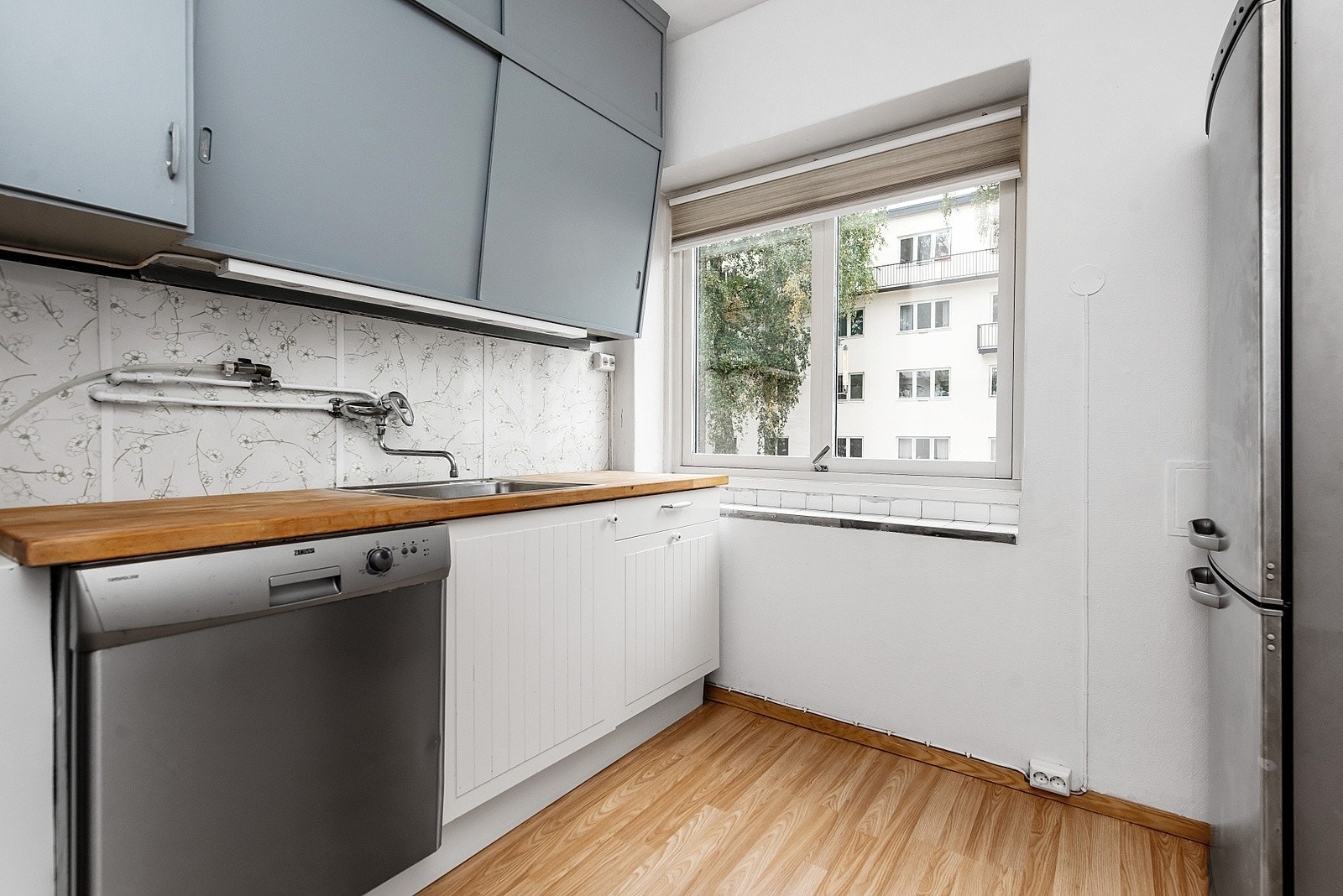 Flott kjøkken med god plass i skap Galleribilde