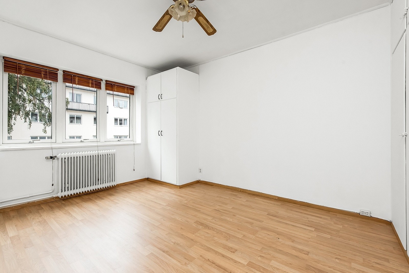 Soverom med garderobeskap Galleribilde