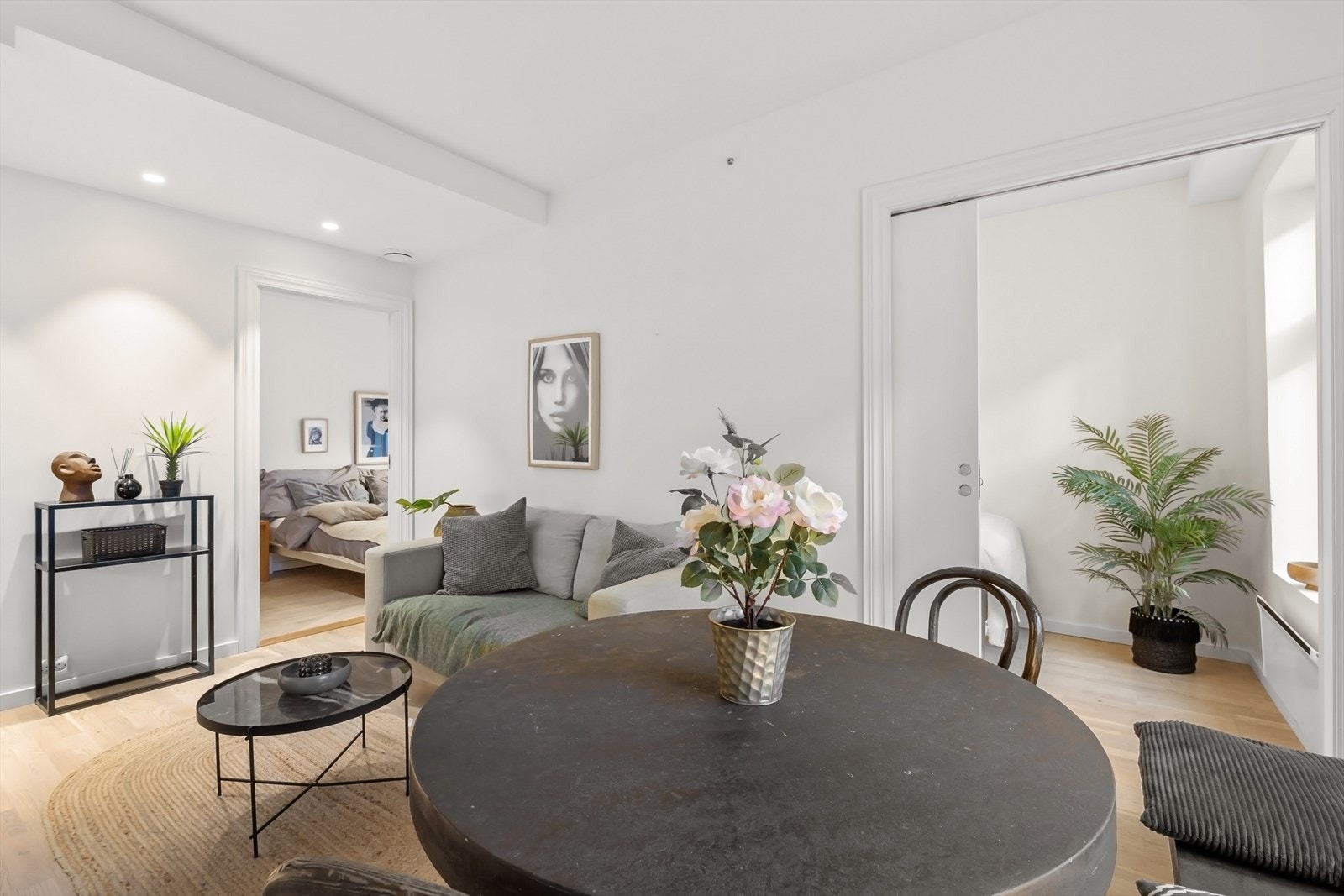 Leiligheten har lyse, stilrene overflater med tre-stavs parkett og hvite vegger. Det er downlights i deler av boligen. Galleribilde