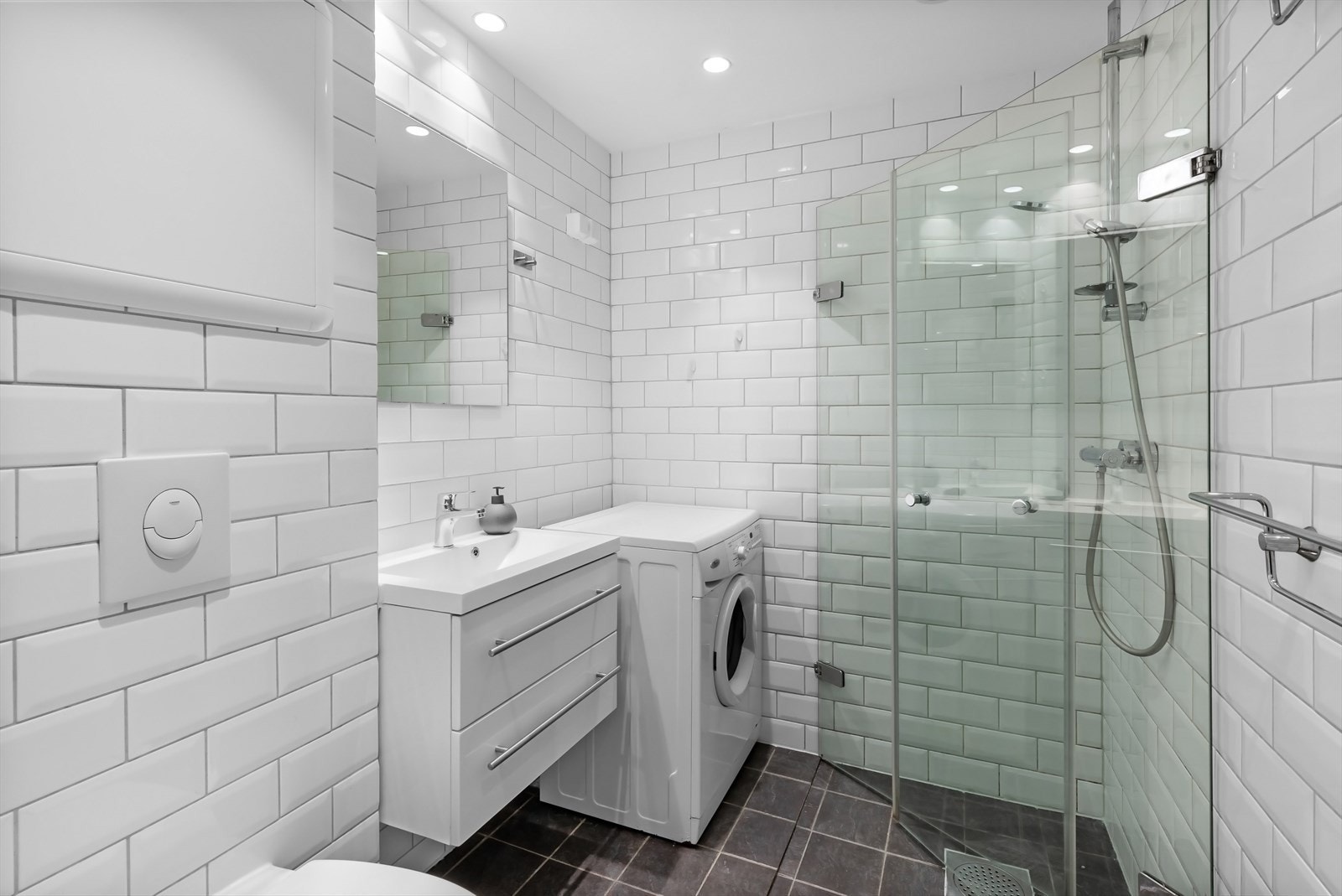 Delikat og tidløst bad fra 2013/14. Badet har lyse fliser på gulv og vegger, gulvvarme og spotter i himling. Galleribilde