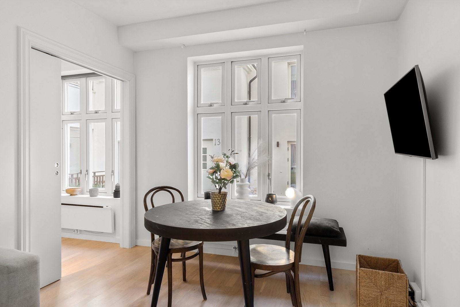 God takhøyde på 2,59 meter og godt lysinnslipp fra store vinduer bidrar til en lys og god romfølelse. Galleribilde