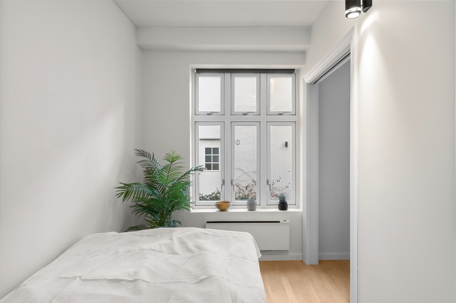 Soverom 2 har adkomst via plassbesparende skyvedører fra stuen. Galleribilde