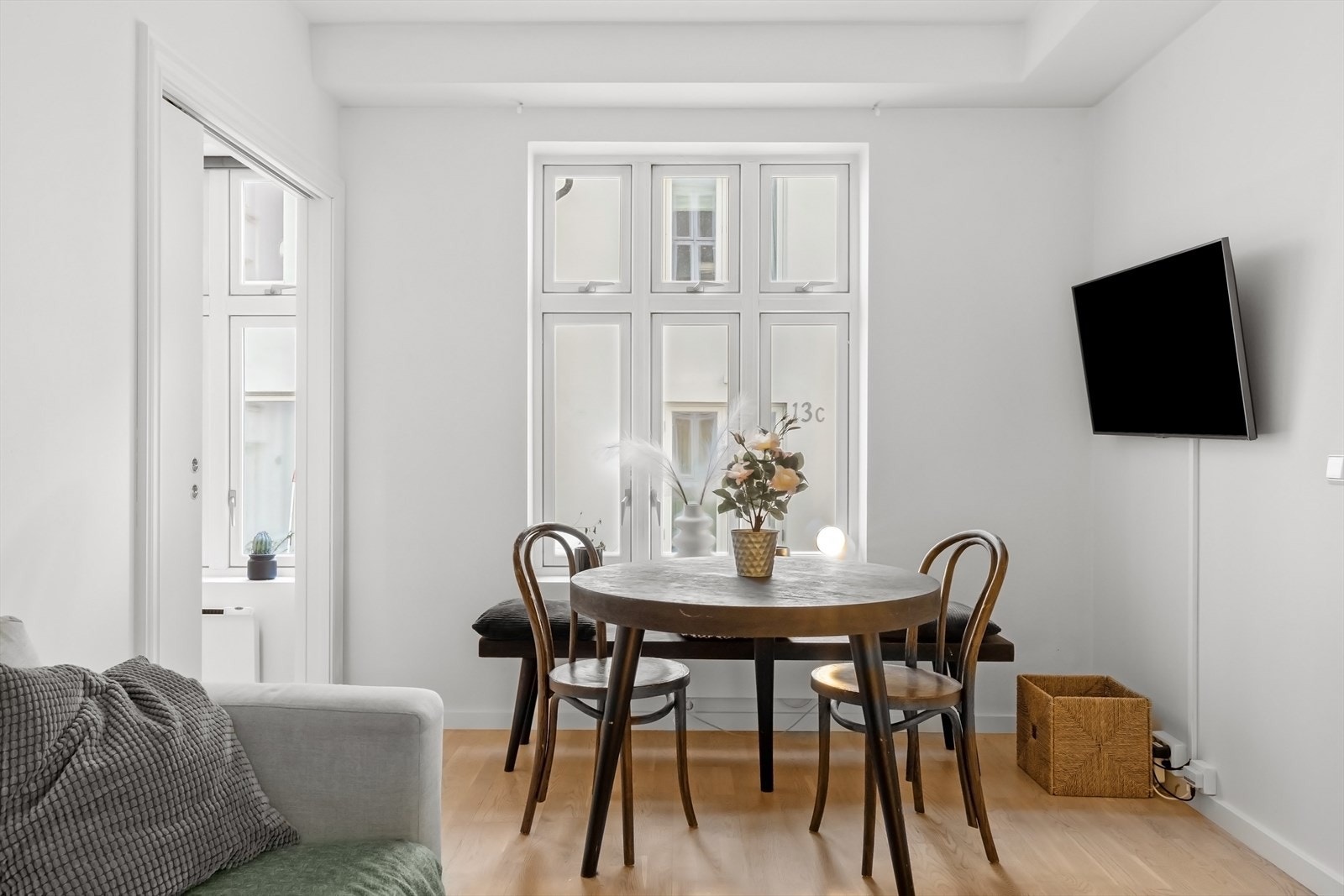 Stuen er lys og innbydende med god plass til både sofagruppe og spisebord. Galleribilde