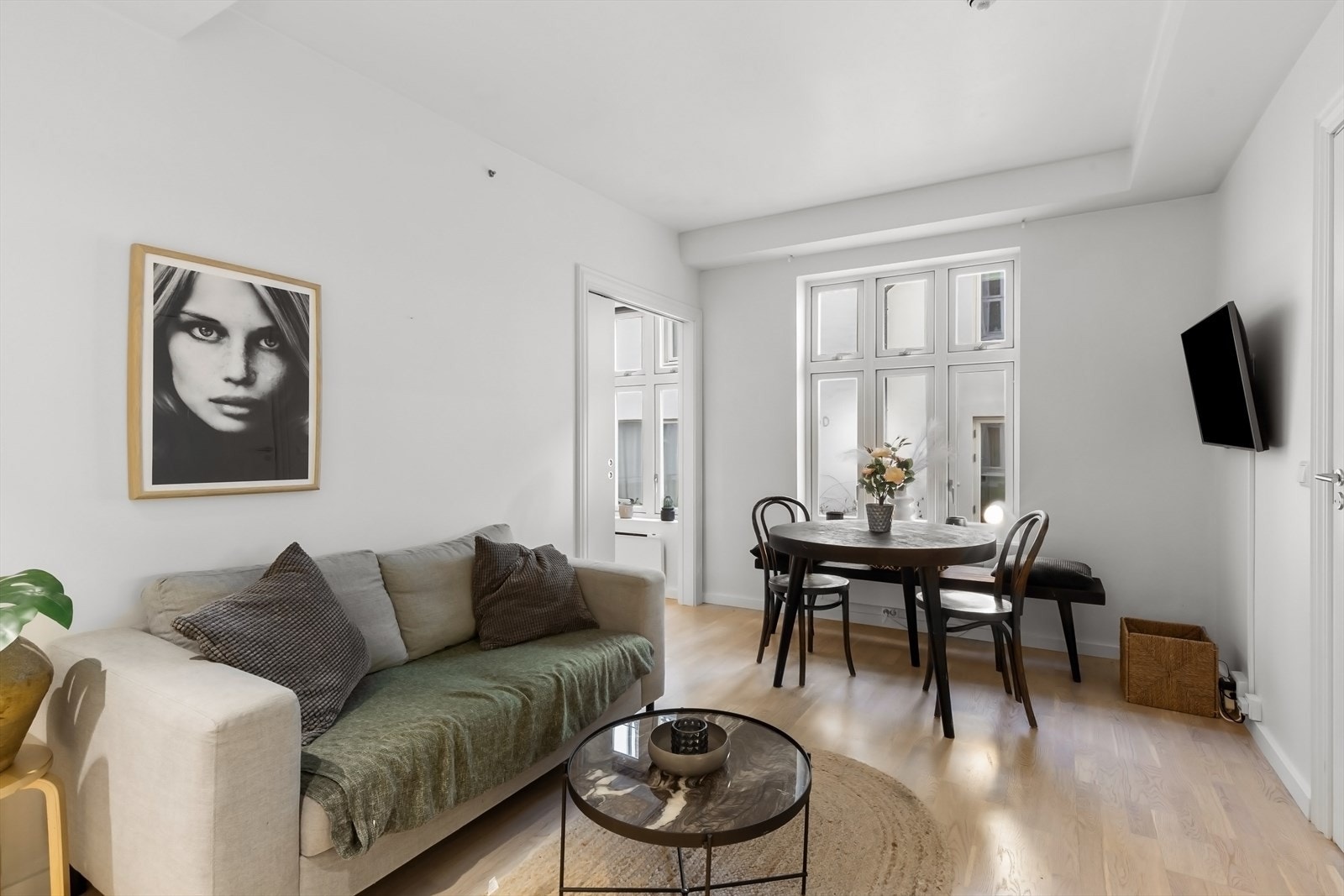 Leiligheten ligger i 1. etasje og inneholder entré, stue/kjøkken, to soverom og bad. Galleribilde