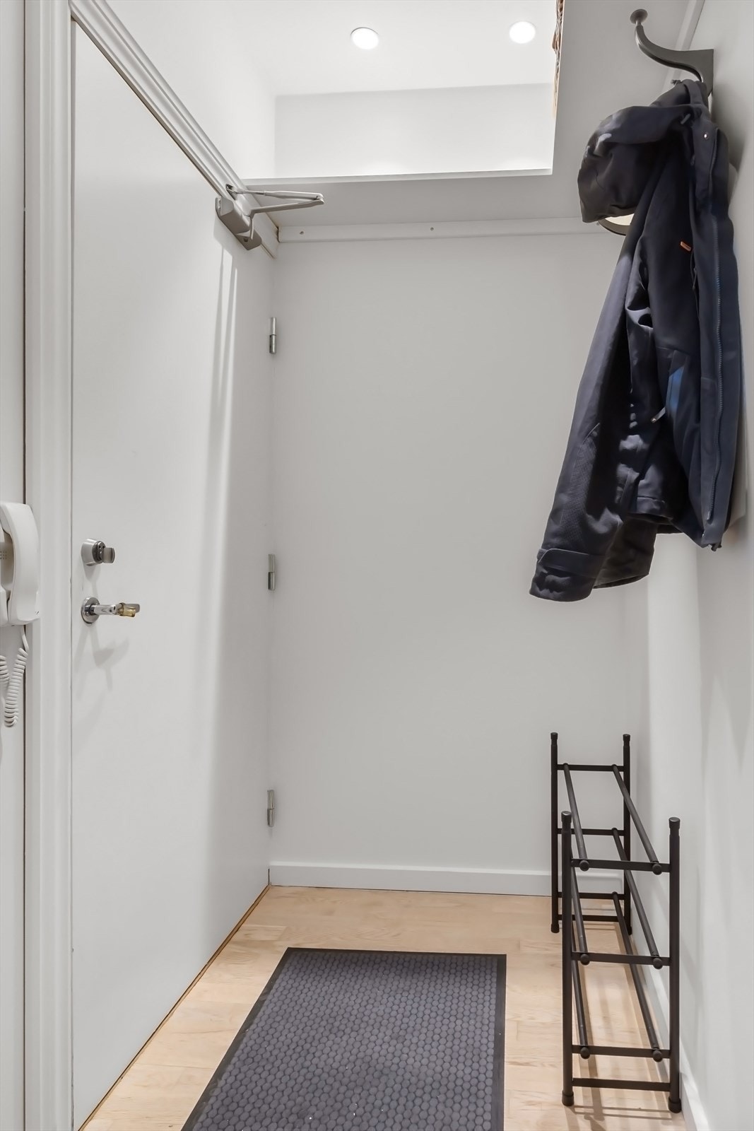 I gangen er det plass til knagger og skohylle for oppbevaring av yttertøy. Galleribilde
