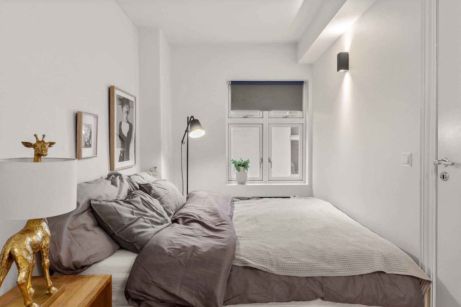 På hovedsoverommet er det god plass til dobbeltseng, nattbord og garderobeskap. Galleribilde