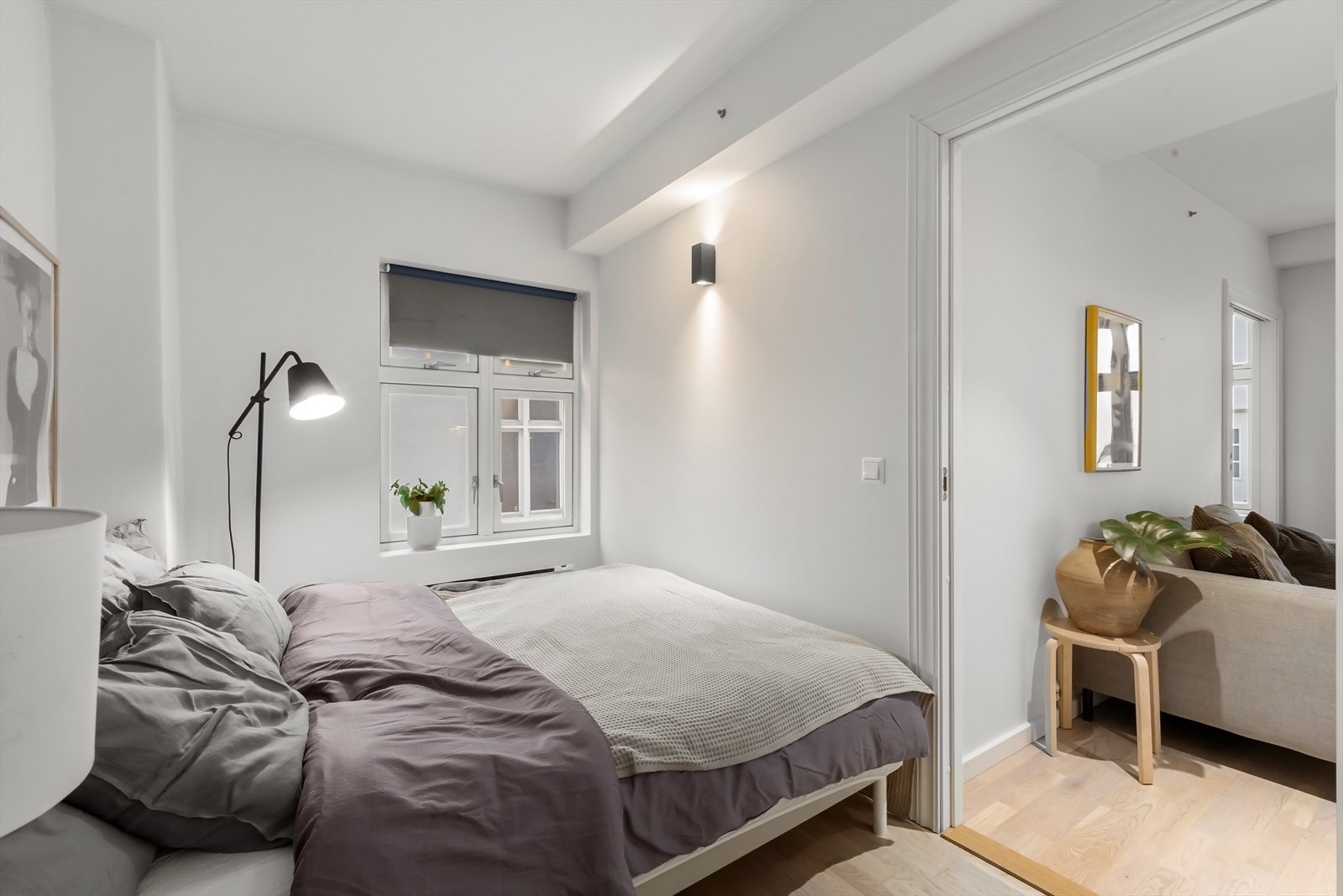 Soverommet har stort vindu som sikrer godt med lys og luft. Rommet vender mot bakgård. Galleribilde