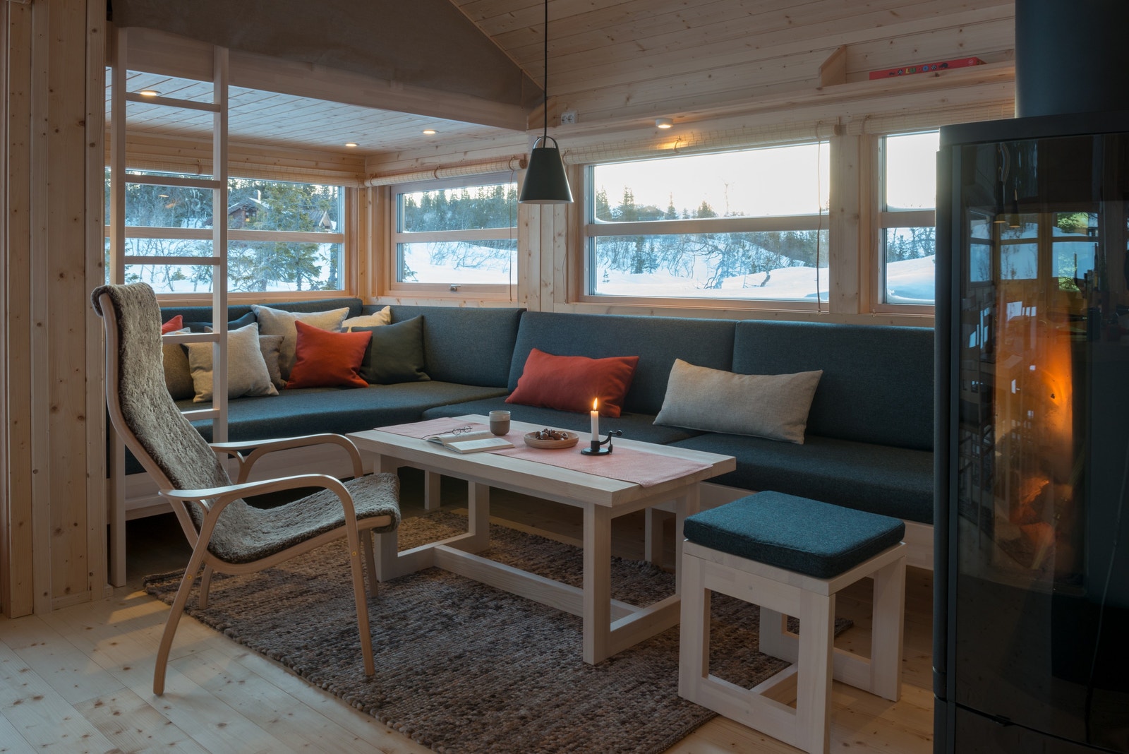 Eksempel stue med peis, dagseng med hems og plassbygd benk Galleribilde