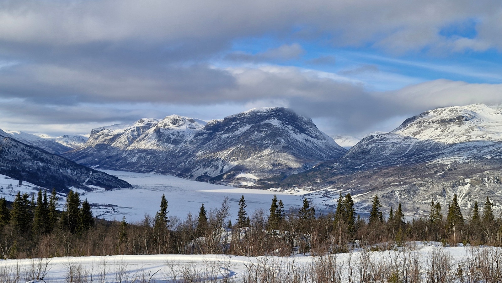 Utsikt mot Vangsmjøsa med Jotunheimen bak Galleribilde
