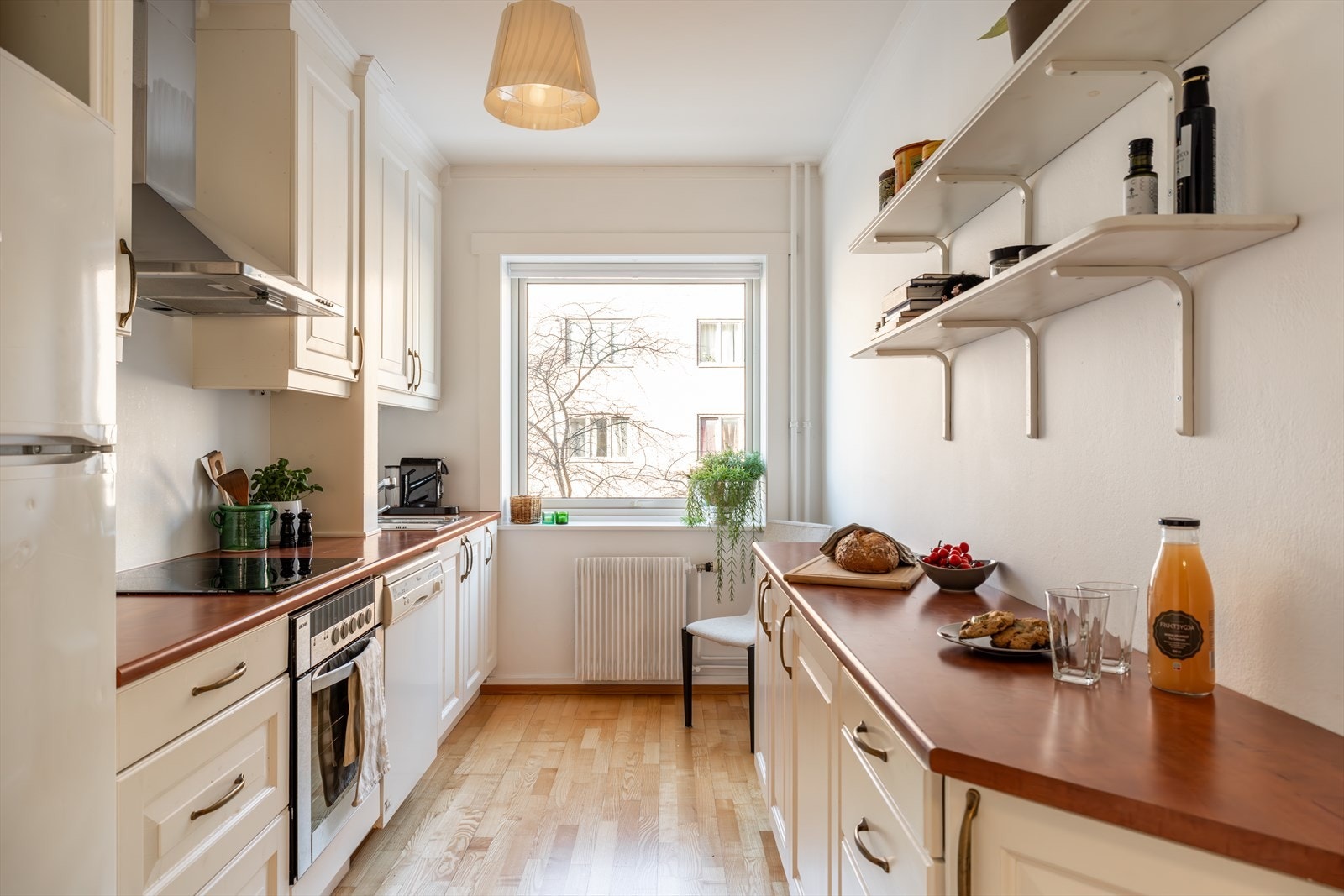 Kjøkken ligger i et separat rom og er av god størrelse Galleribilde