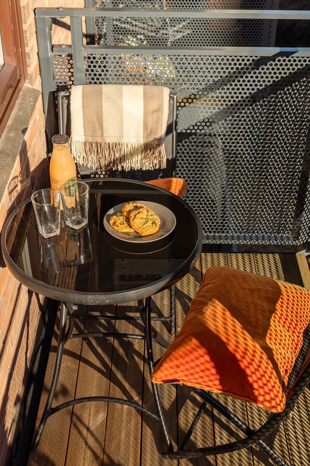 Balkongen er målt til 3 kvm og har plass til hyggelig sittegruppe Galleribilde