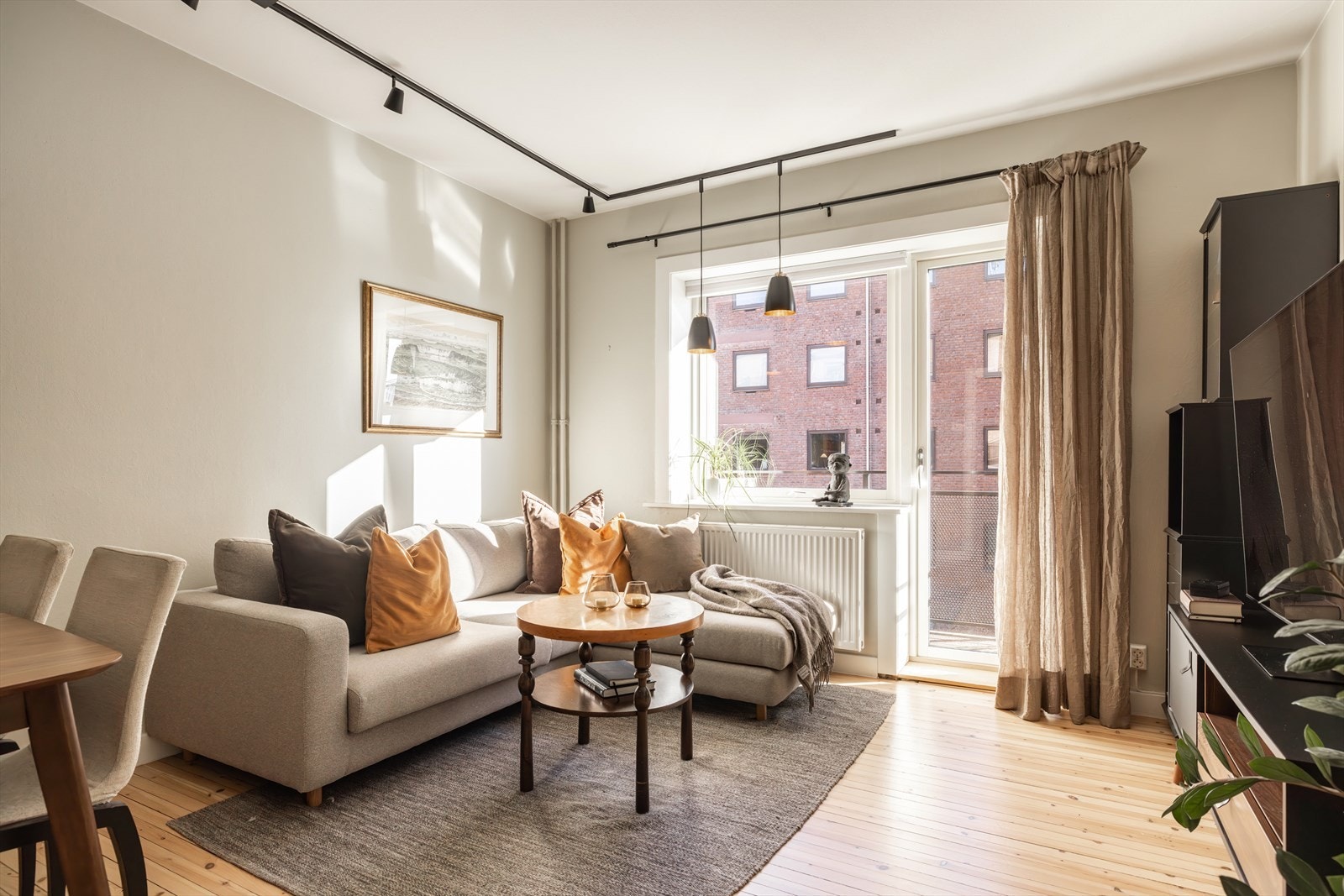 En lys og gjennomgående 2-roms med separat kjøkken Galleribilde