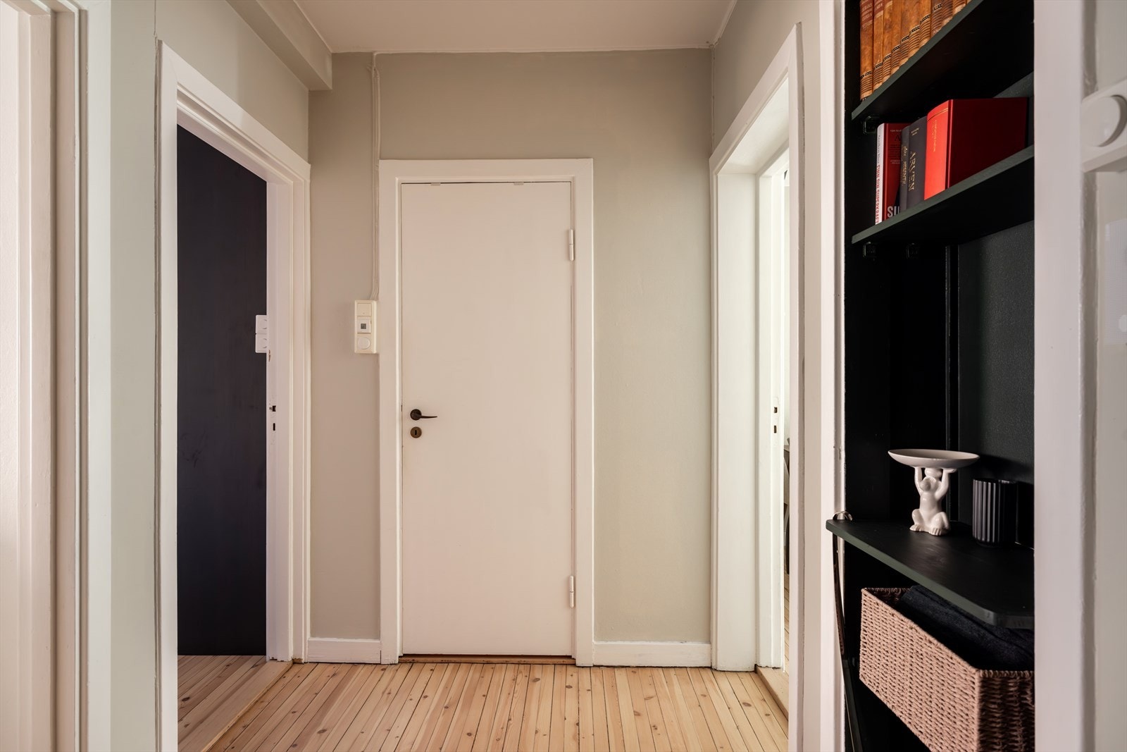 Innbydende entré gir et fint første møte med leiligheten Galleribilde