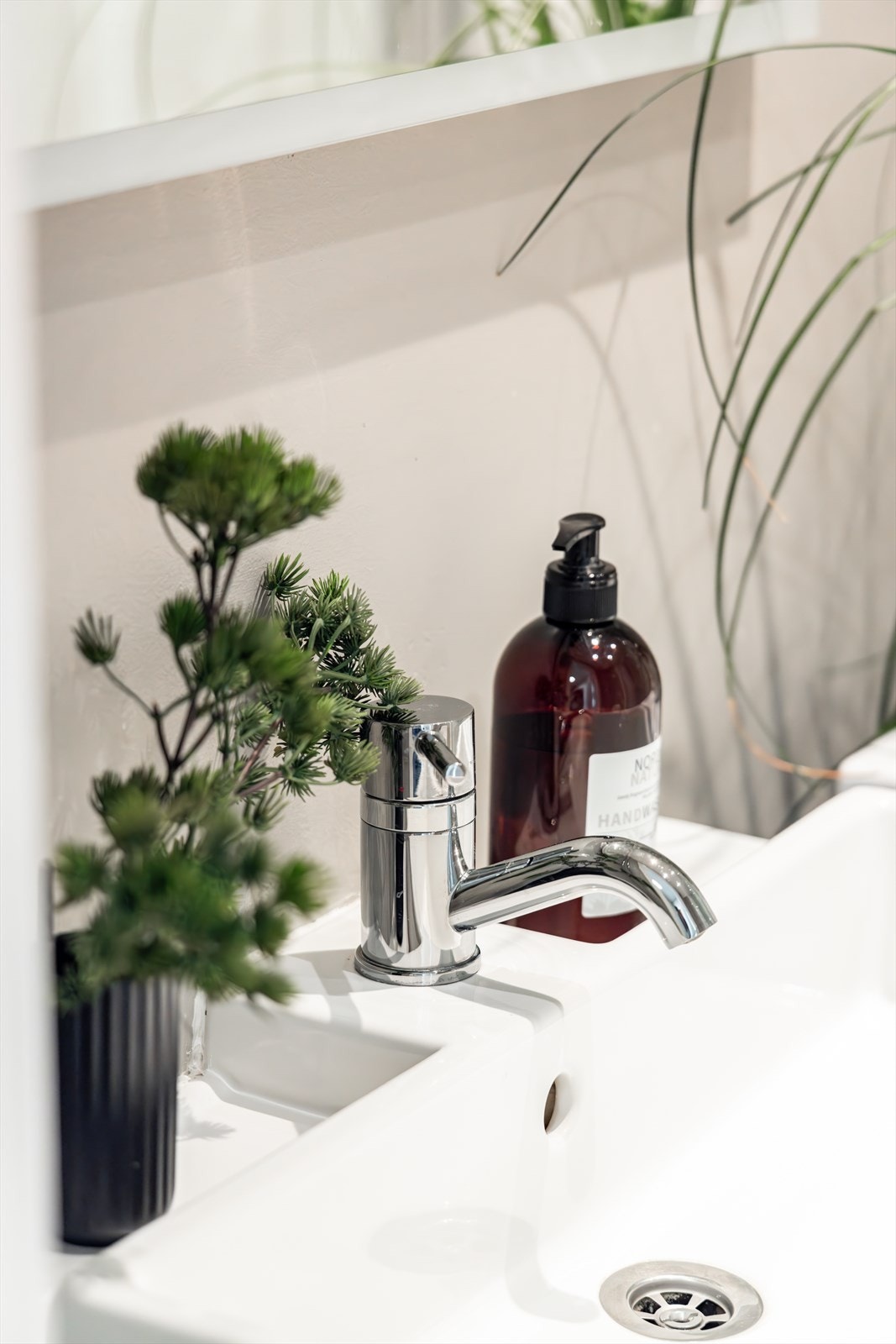 Innredningen består av underskap med servant, speil med sminkelys, stikk og dusjhjørne Galleribilde