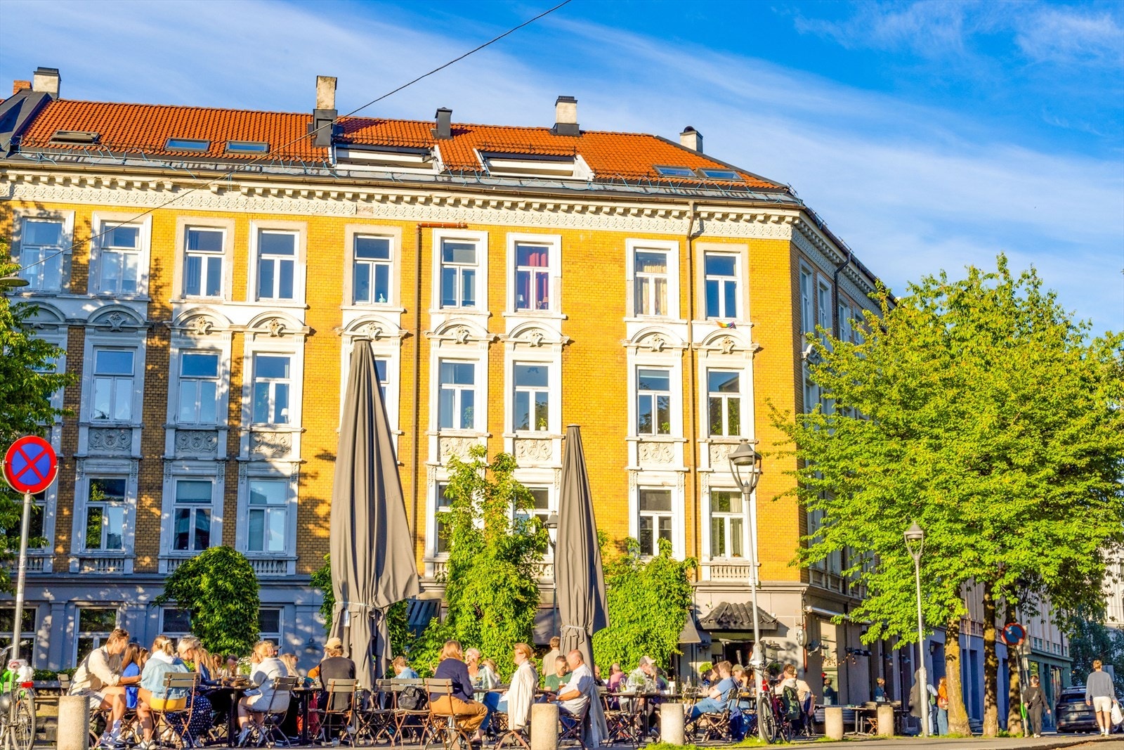 Grisen byr på en herlig uteservering med mange sitteplasser i sola Galleribilde