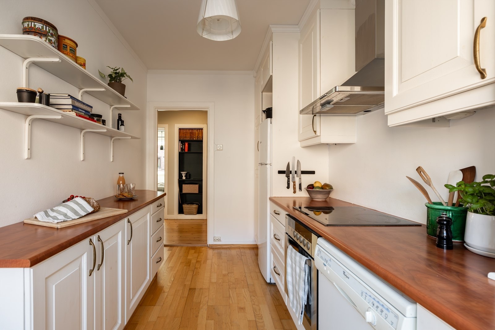 Kjøkkenet er utstyrt med integrert komfyr og nedfelt platetopp, og det er opplegg for oppvaskmaskin og plass til kjøleskap Galleribilde