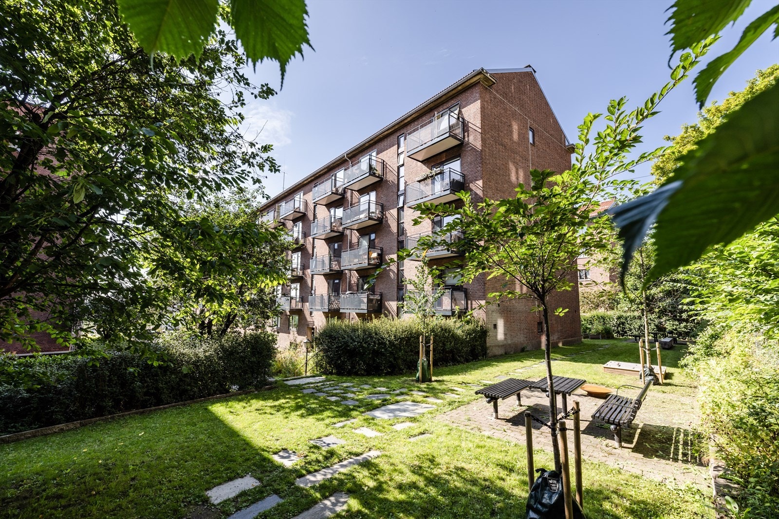 Borettslaget har fantastiske felles grøntområder med sittegrupper og beplantning Galleribilde