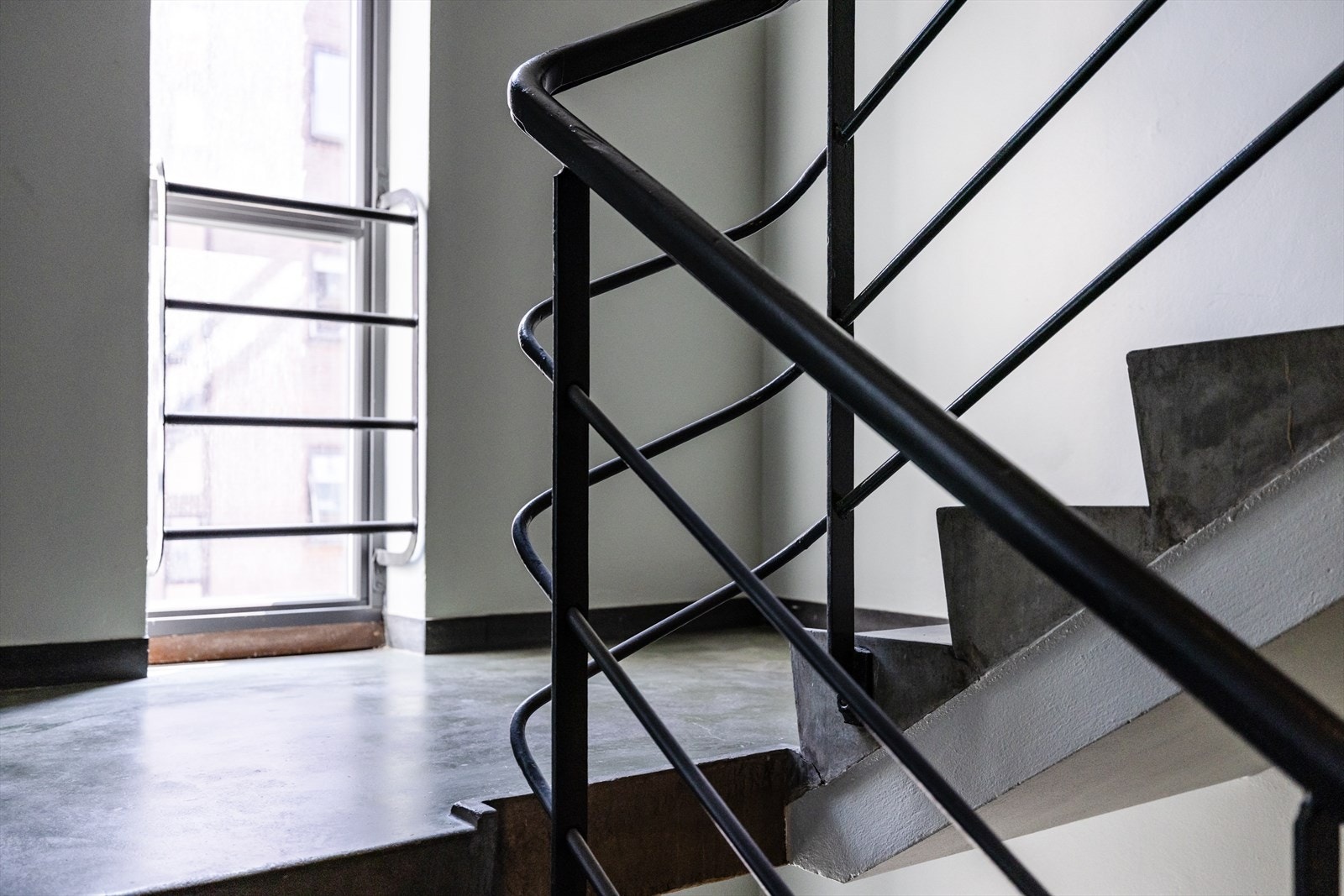 Leiligheten ligger i 3. etasje og det er dørcalling som sikrer enkel innslipp av besøkende Galleribilde