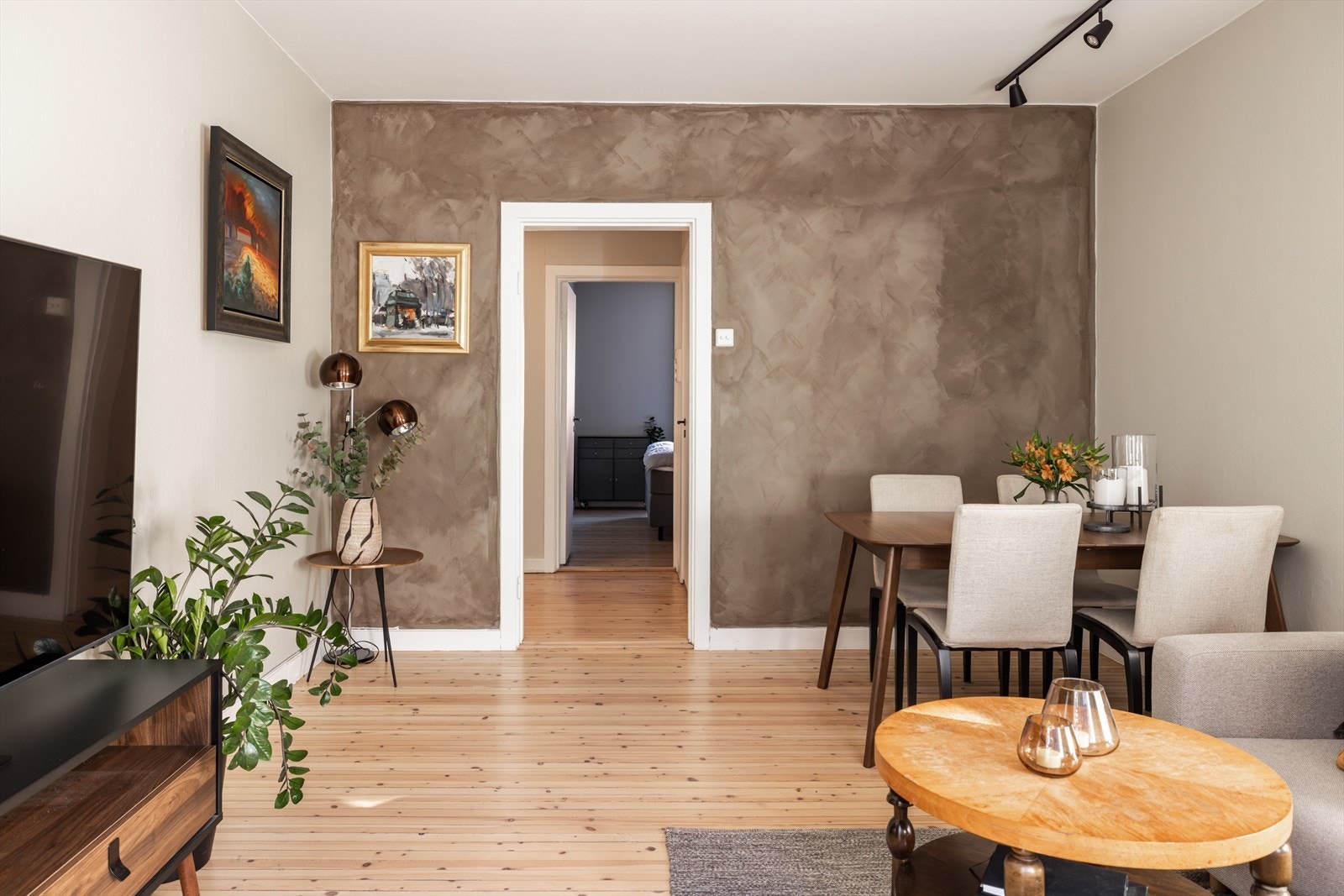 Leiligheten blant annet friste med en koselig balkong, luftige rom og originale tregulv Galleribilde