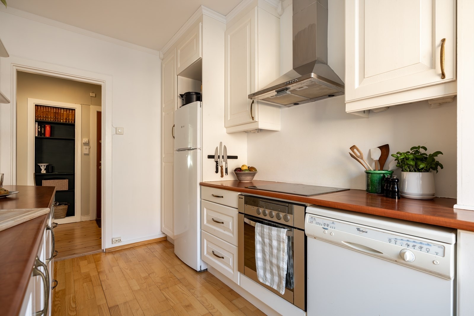 Det er noen i borettslaget som har gjort om tilsvarende leilighet til 3-roms ved å flytte kjøkken ut i stue. Interessenter bes om å undersøke med fagkyndig og styreleder om kjøkken kan flyttes, dersom endring av planløsning er avgjørende for kjøp Galleribilde