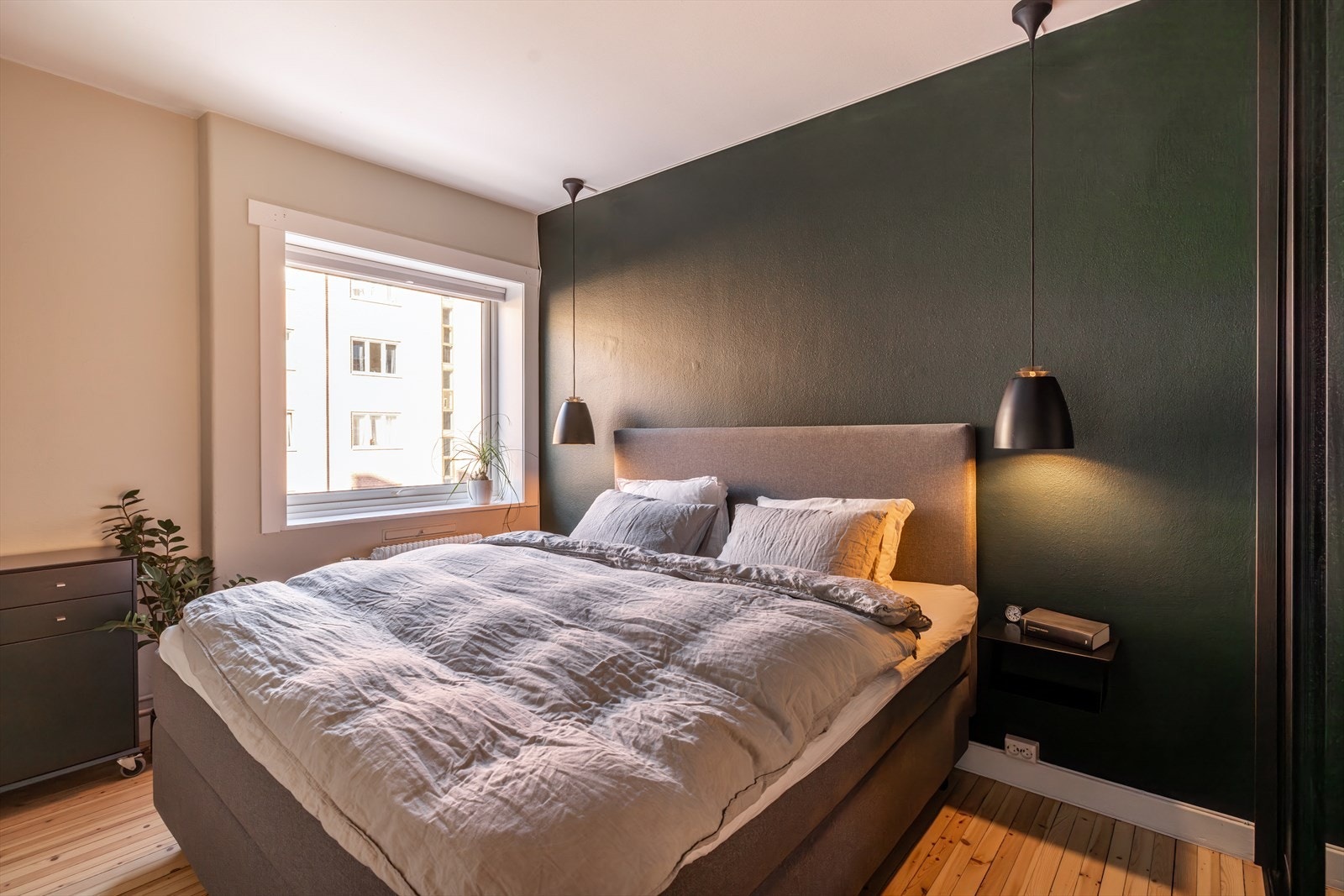 Lunt og koselig soverom med plass til dobbeltseng og nattbord Galleribilde