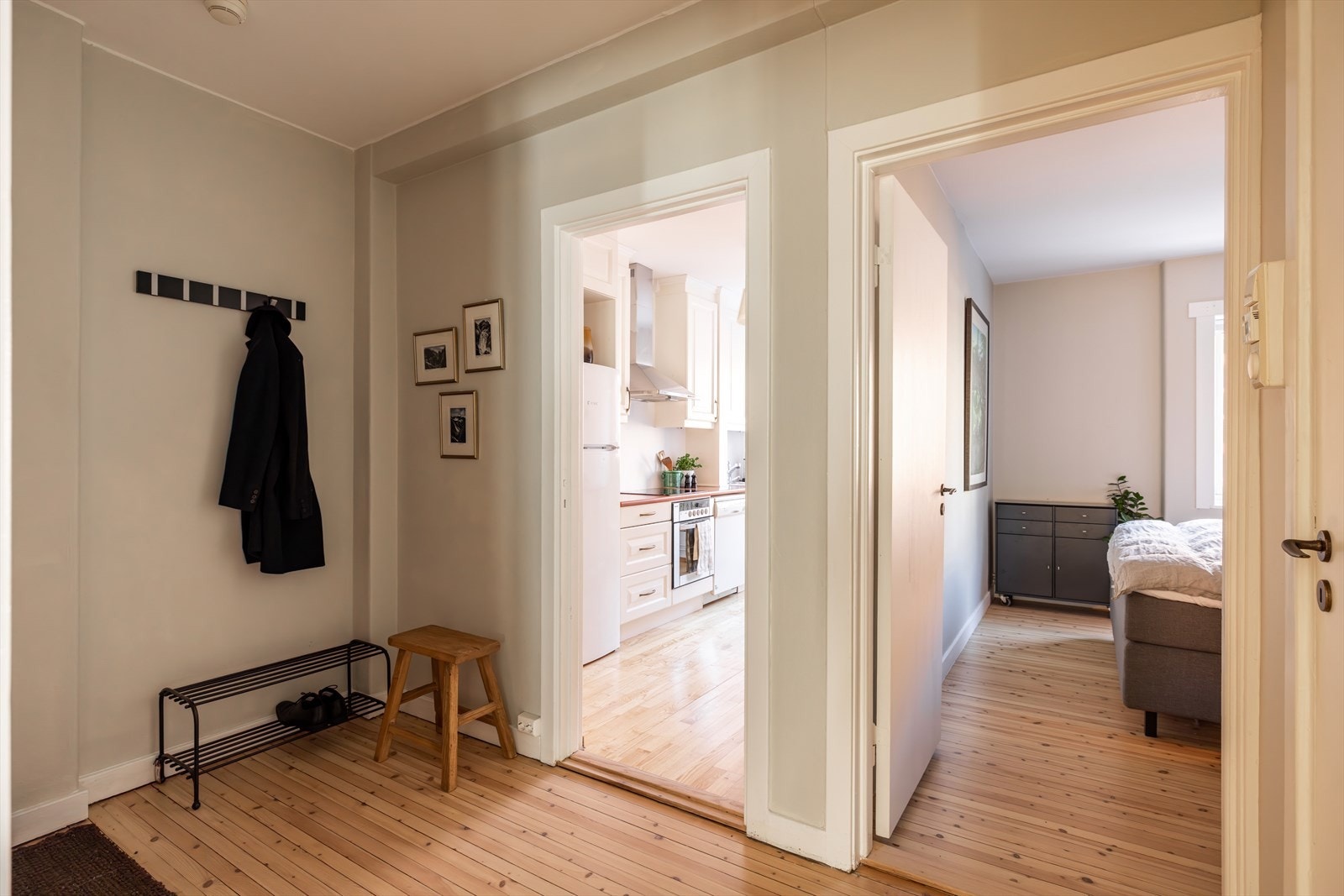 Leiligheten preges av tidsriktige og delikate fargevalg Galleribilde