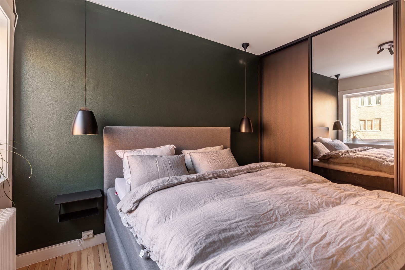 Soverommet fikk nytt, plassbygd garderobeskap i 2022 Galleribilde