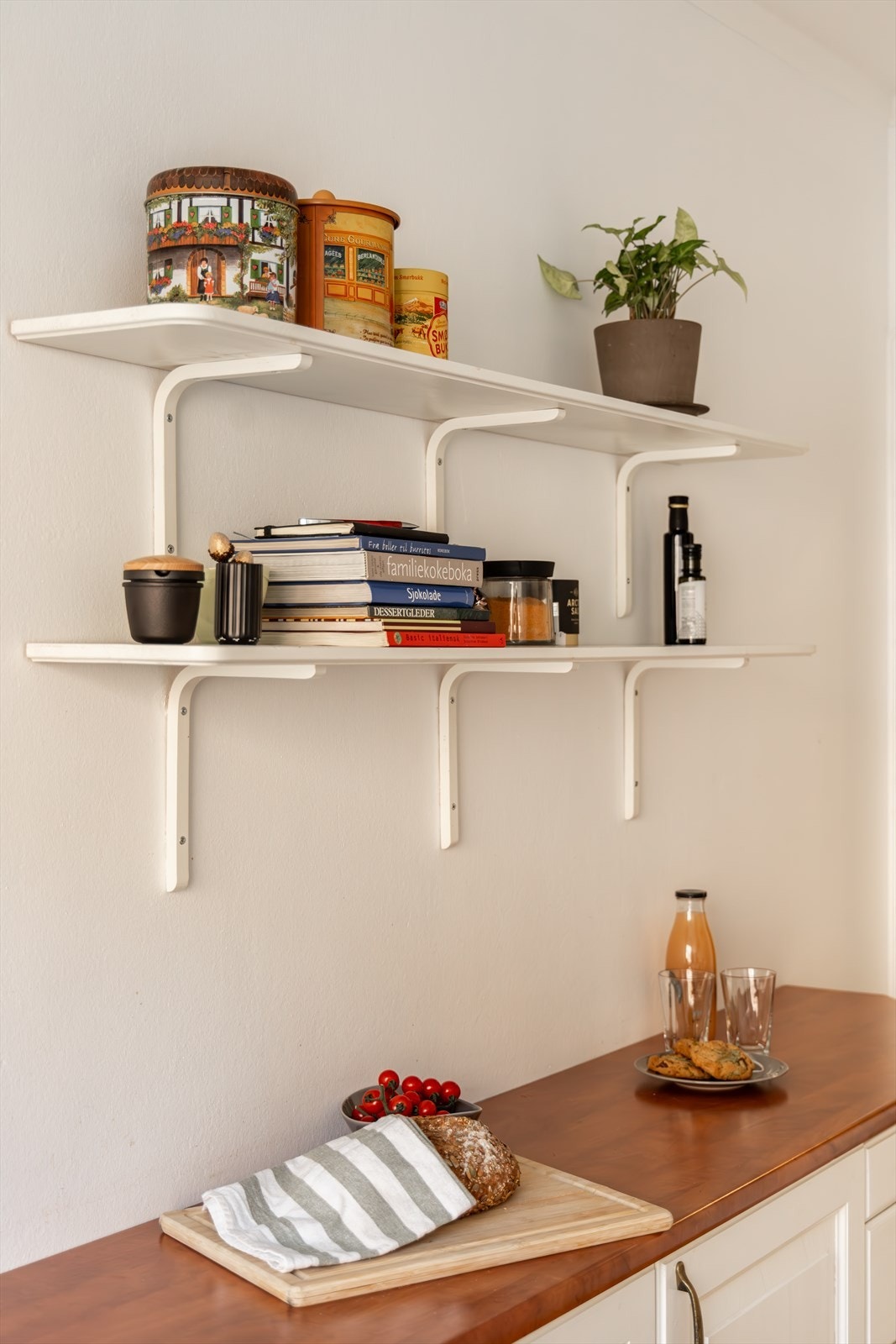 Kjøkkeninnredning med lyse, profilerte fronter og laminert benkeplate med nedfelt oppvaskkum med 1-greps blandebatteri Galleribilde