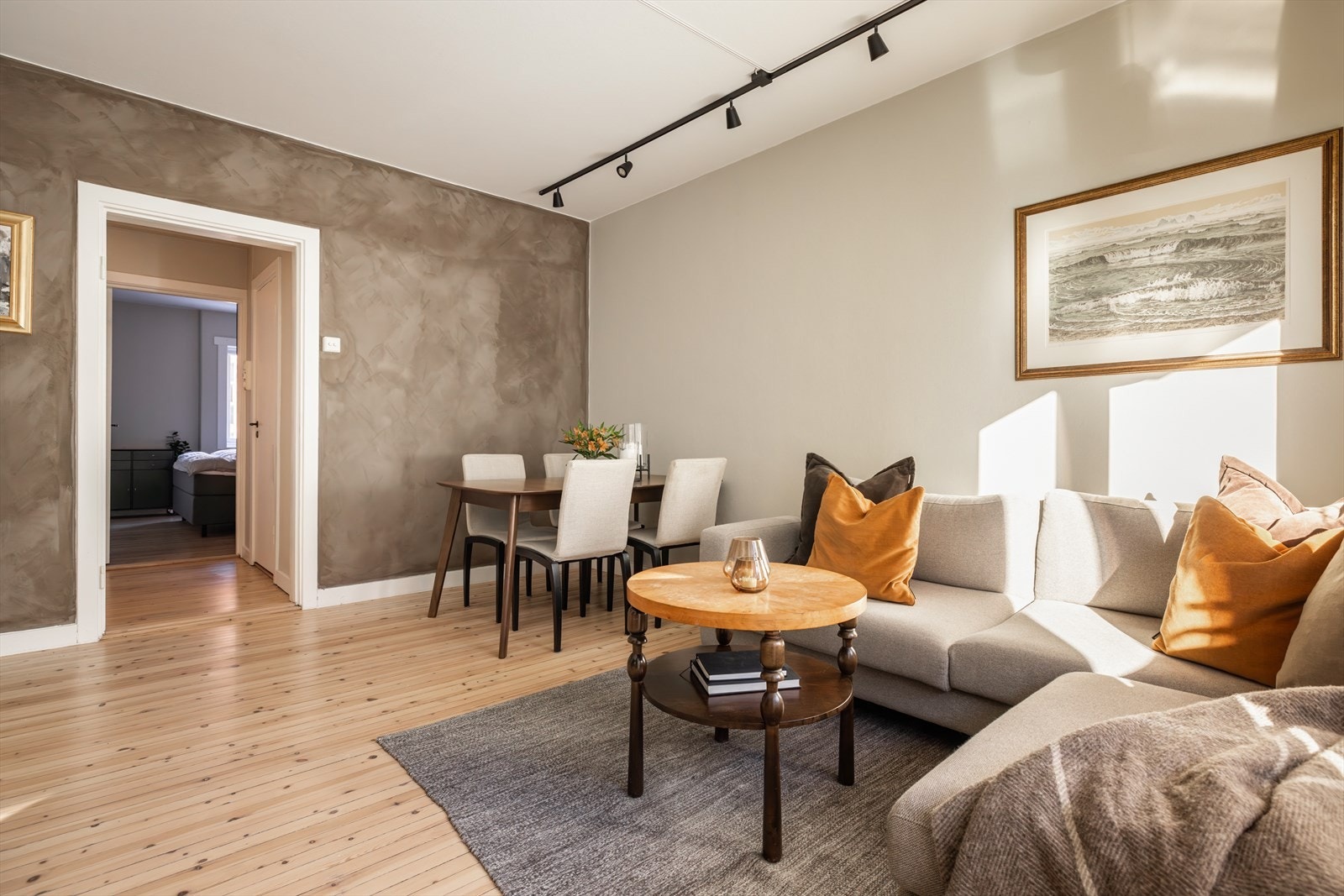 Romslig stue med plass til spisebord, sofa og tilhørende møblement Galleribilde