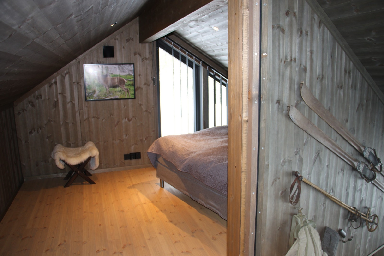 Soverom 2 etg med stort glassfelt ned mot stuen
Avvik vil forekomme Galleribilde