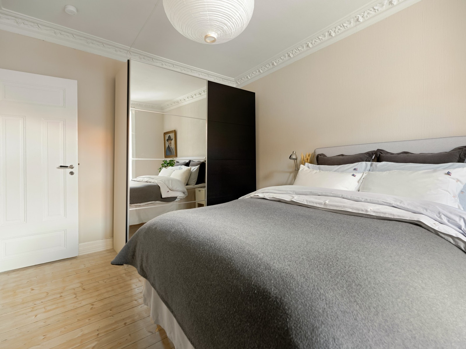 Her er det god plass til dobbeltseng, nattbord og garderobe. Sistnevnte følger med i salget. Galleribilde