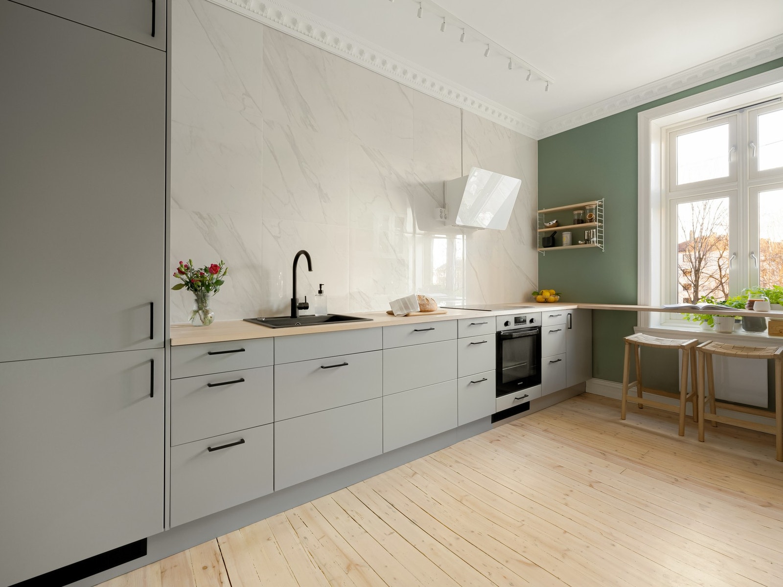 Dette er en gjennomgående og godt utnyttet 2-roms leilighet, i en klassisk bygård fra slutten av 1800-tallet. Denne kommer du til å like! Galleribilde