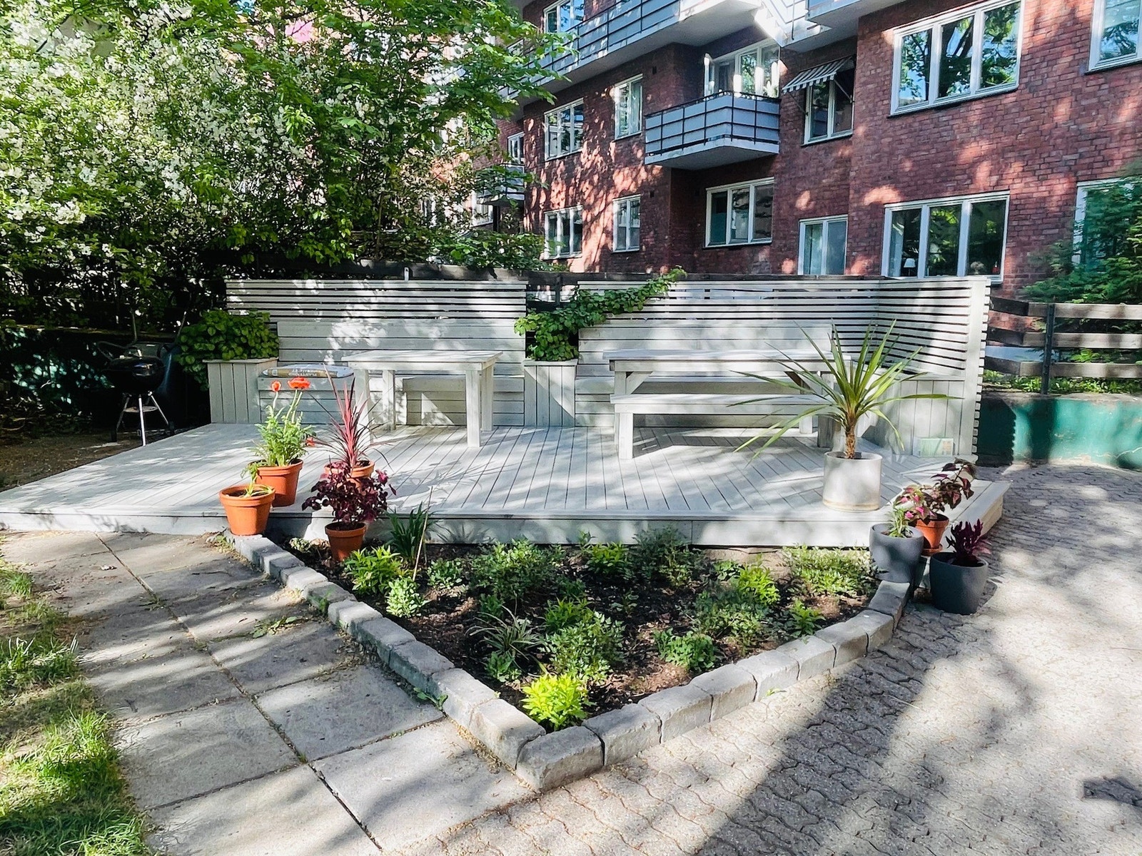 I 2020 ble bakgården oppgradert med ny platting og møblement. Galleribilde