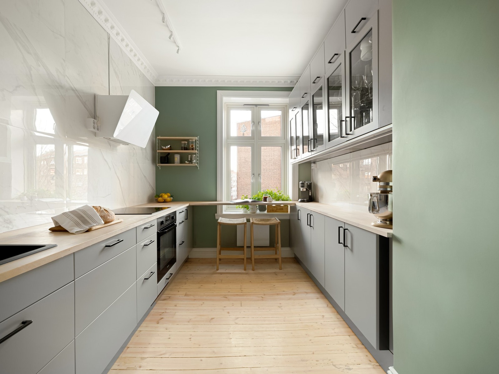 Kjøkkeninnredningen består av slette, matte fronter, heltre benkeplater, samt oppvaskkum i granitt-kompositt. Galleribilde