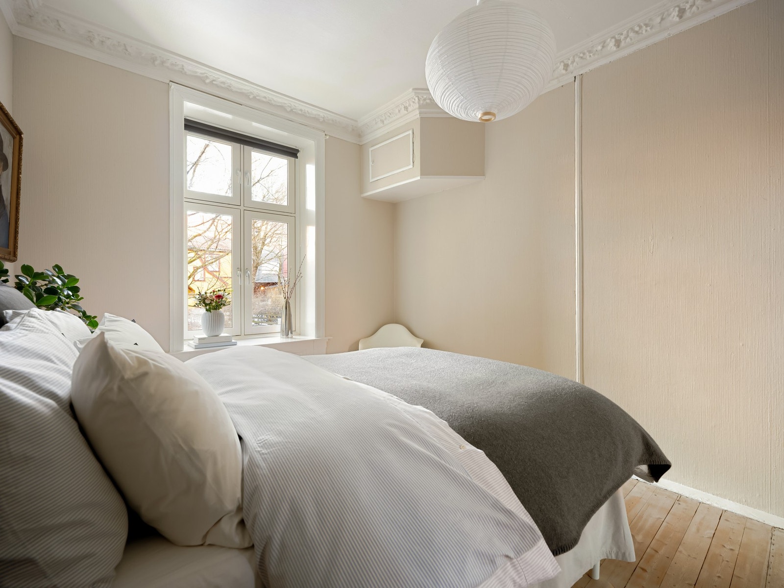 Rommet er vendt ut mot rolig bakgård. Galleribilde