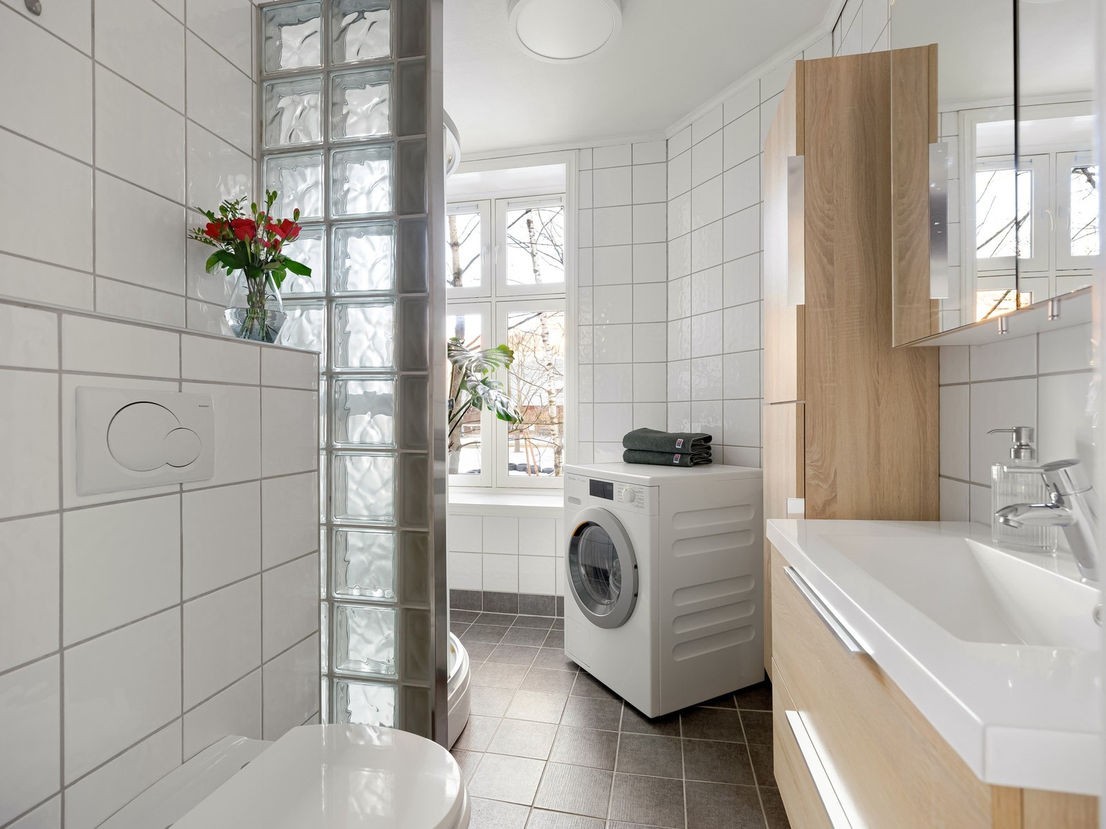 Innredningen består av veggmontert toalett, servant og dusjkabinett. Galleribilde