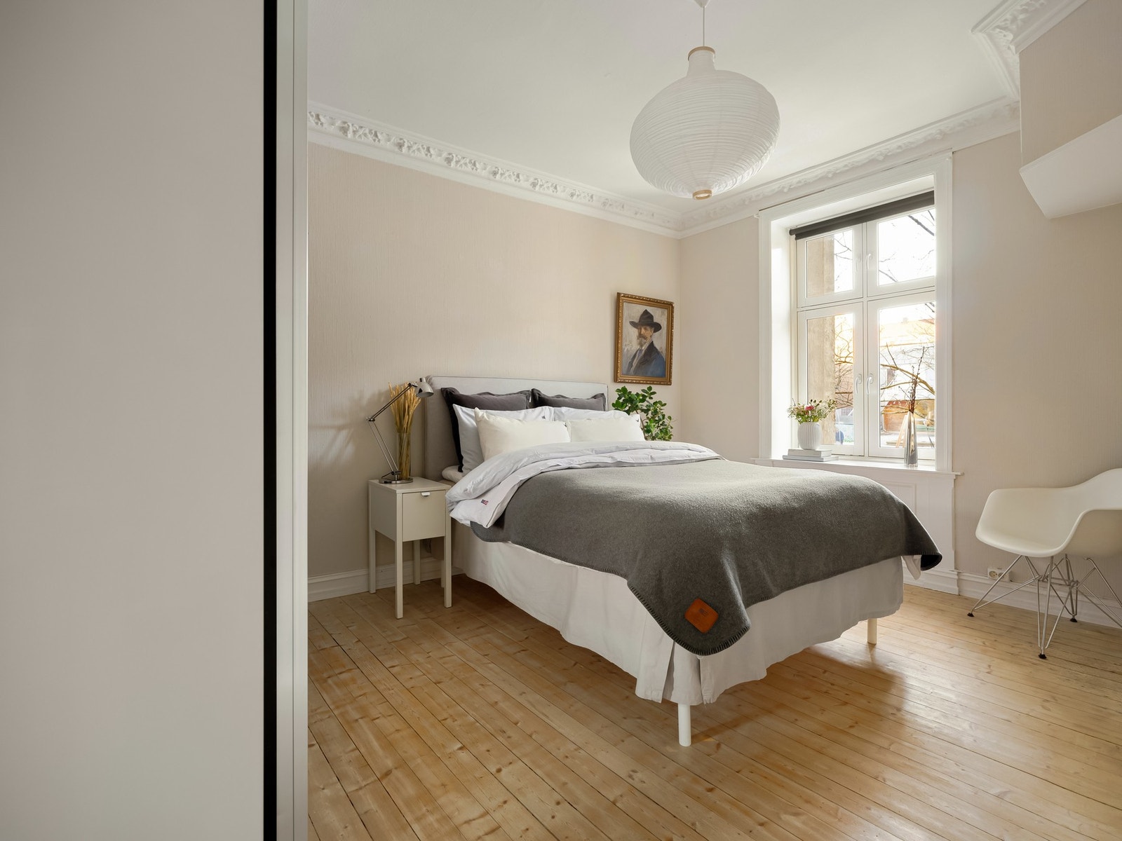 Leiligheten har et stort soverom, som også er neste stopp på veien. Galleribilde