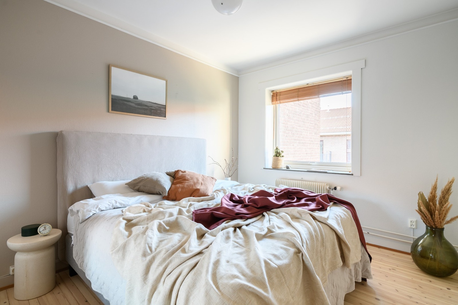 Leiligheten har lave fyringskostnader med radiatorvarme og varmtvann inkludert i felleskostnadene. Galleribilde