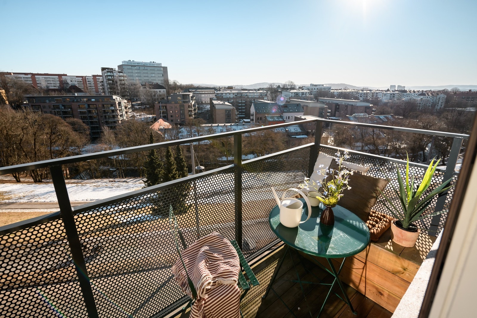 Uteplassen ble etablert i 2016, ligger usjenert mot friareal og har sol fra tidlig morgen til 15-tiden. Galleribilde