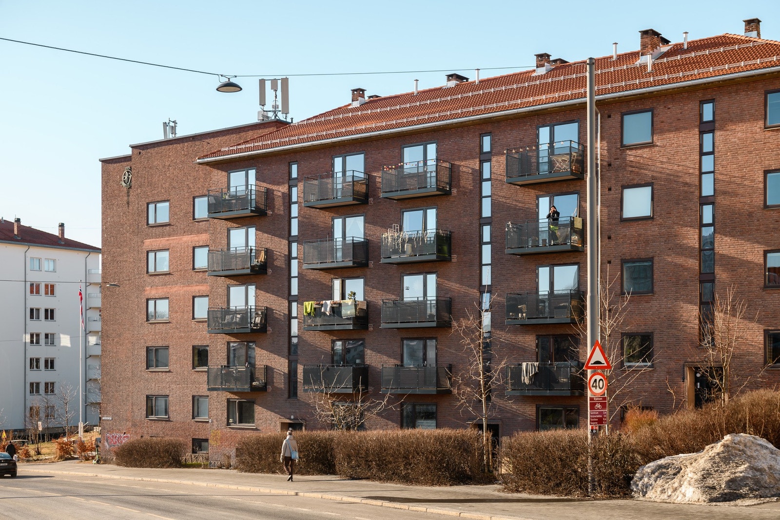 Bygget ligger i et hyggelig og trygt nabolag, nær fine turstier, grøntområder, butikker og godt kollektivtilbud. Galleribilde