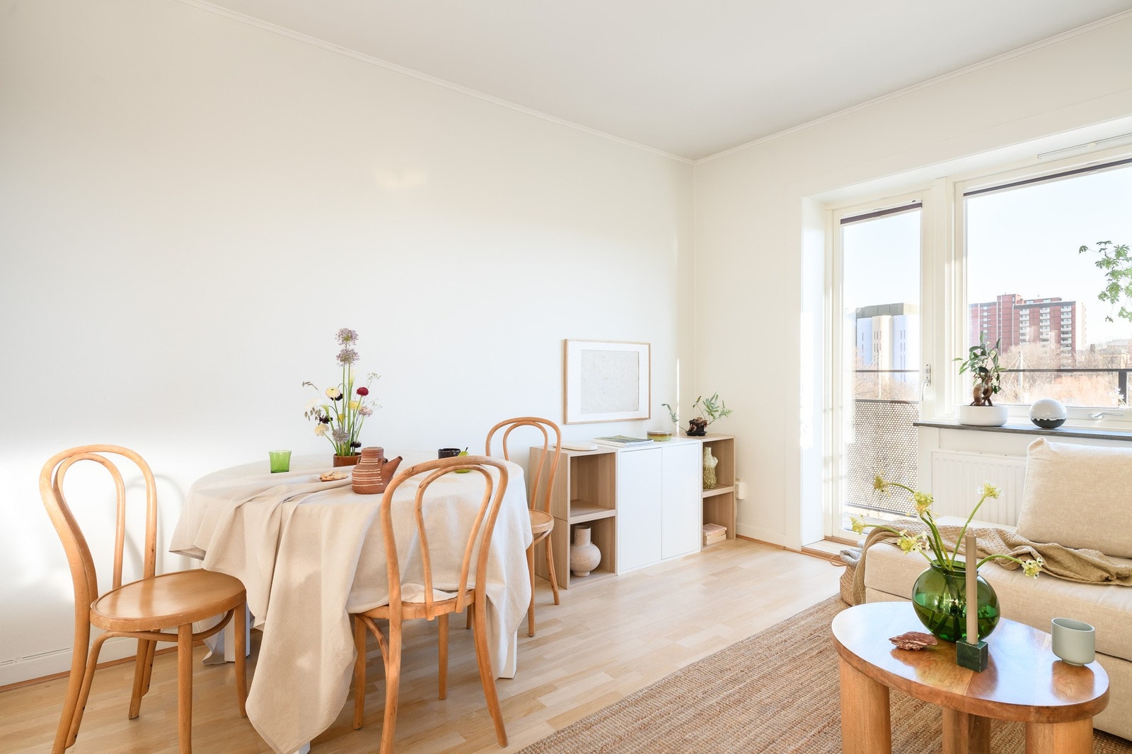 Stuen har et sosialt areal, god takhøyde og pene, lyse overflater. Galleribilde