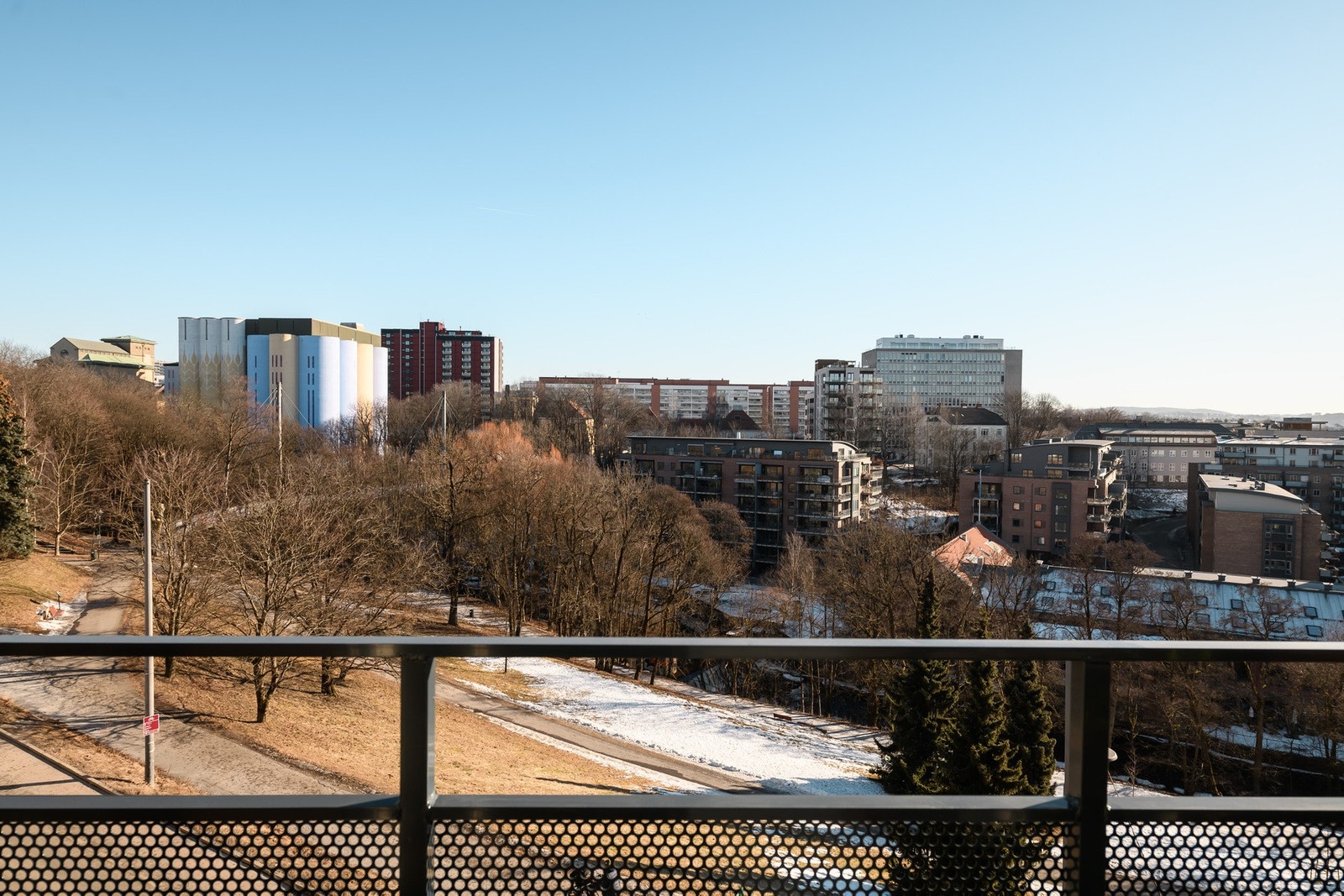 Leiligheten ligger usjenert på enden i toppetasjen, vendt mot grønne friarealer langs Akerselven. Galleribilde