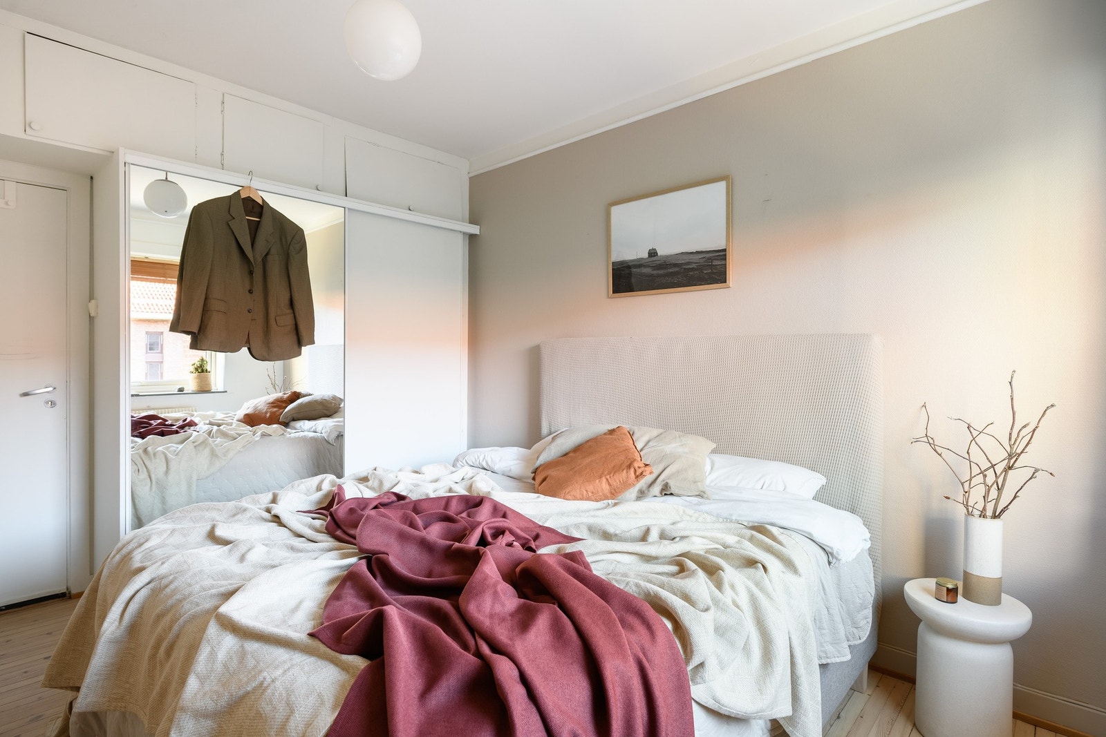 Hovedsoverommet har tregulv og ble, i likhet med øvrige rom, malt opp i 2021. Galleribilde