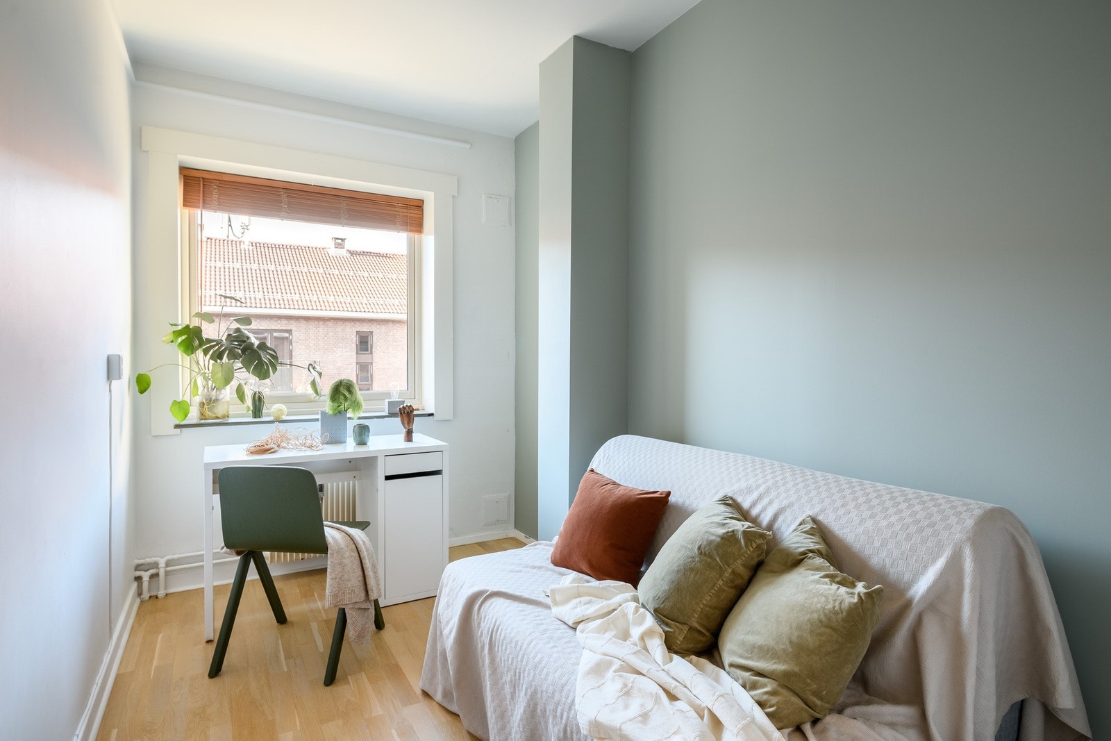 Hele leiligheten oppleves som lys og luftig, noe som understrekes av fargevalget. Galleribilde